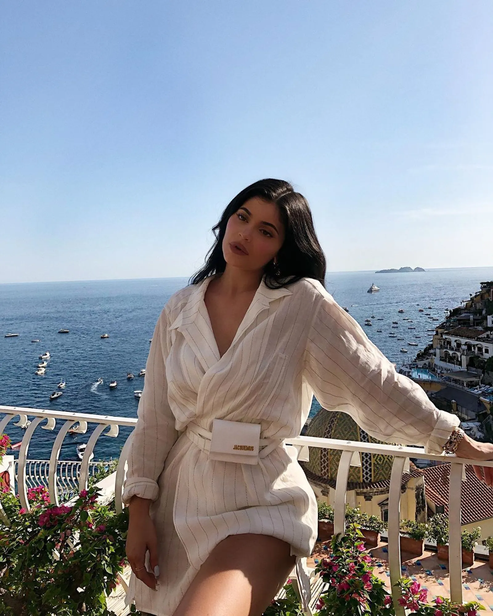 Gaya Seksi Kylie Jenner dengan Mini Dress