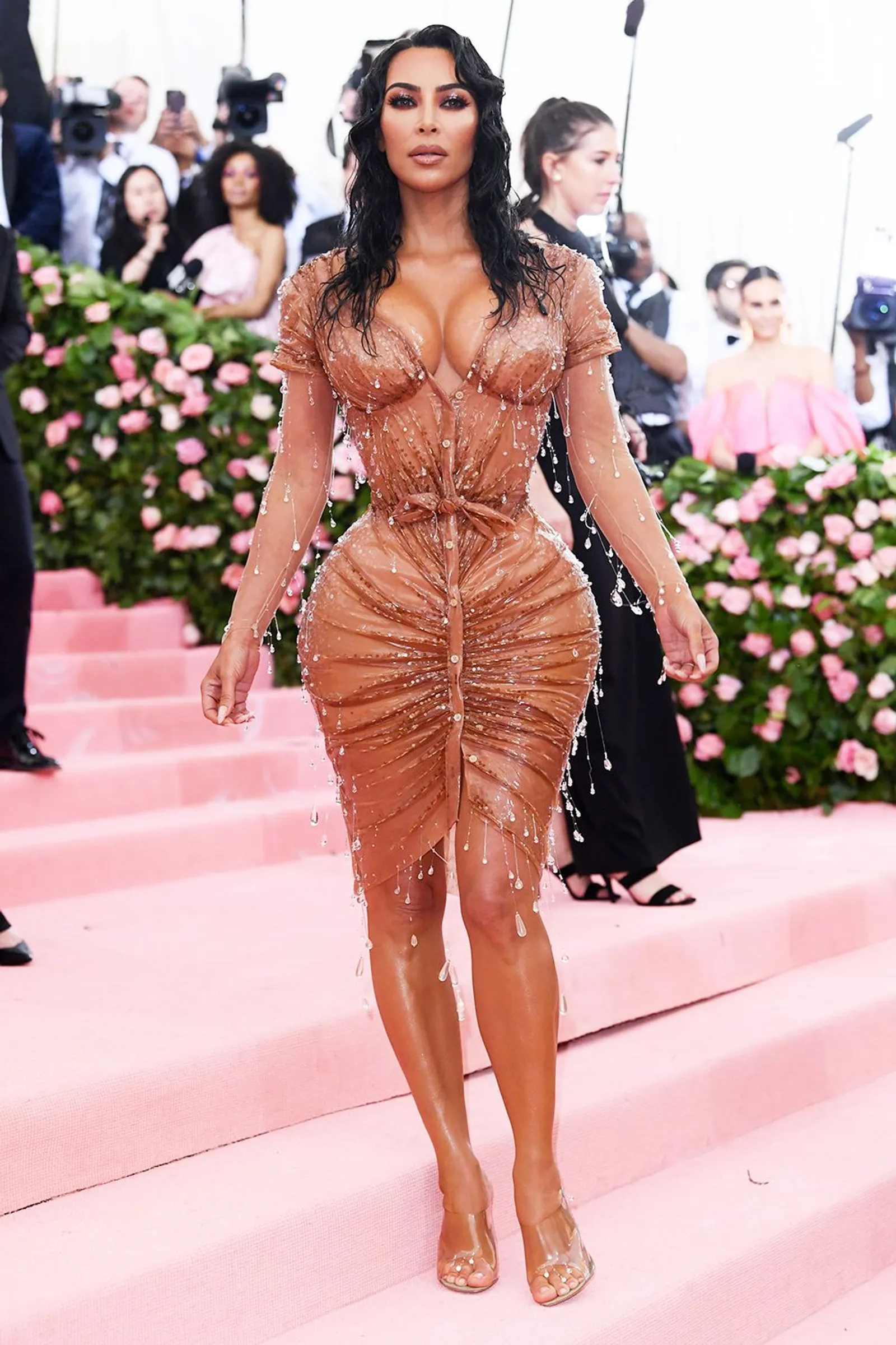 Usia 39 Tahun, Gaya Kim Kardashian West Makin Seksi dan Menawan