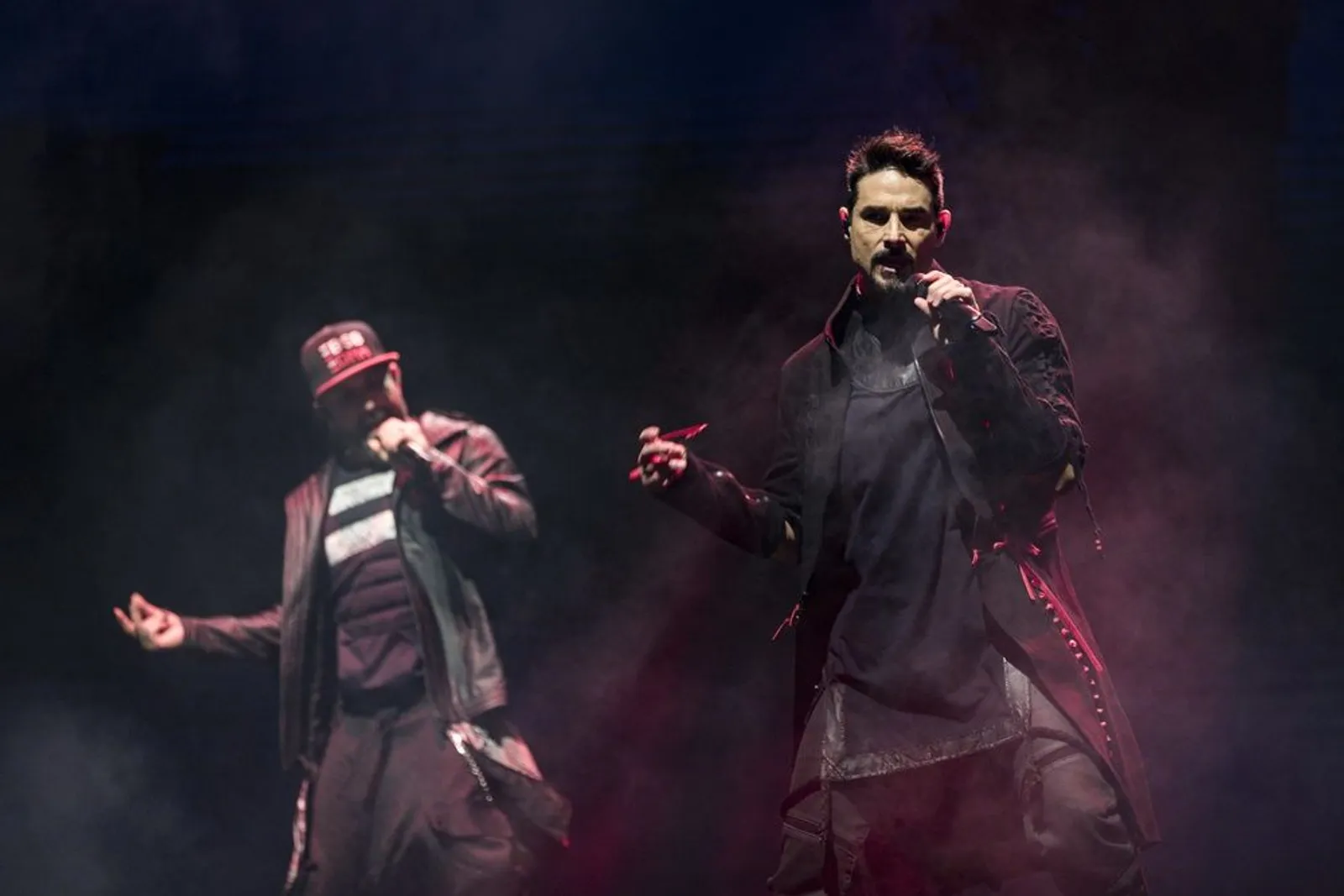 Lempar Baju Saat Konser, Backstreet Boys Sukses Bikin Histeris