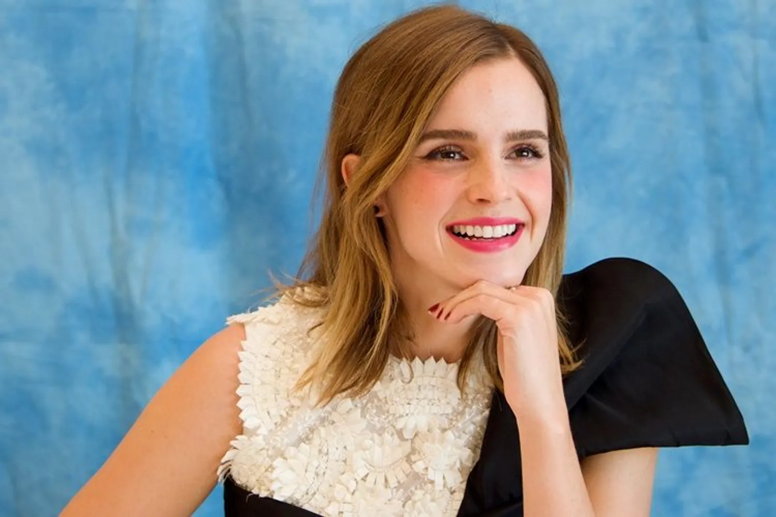 Mengaku Bahagia Jadi Single, Emma Watson Justru Kepergok Ciuman
