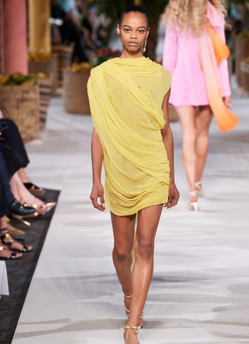 7 Aksi Pamer Payudara di Atas Catwalk Terviral
