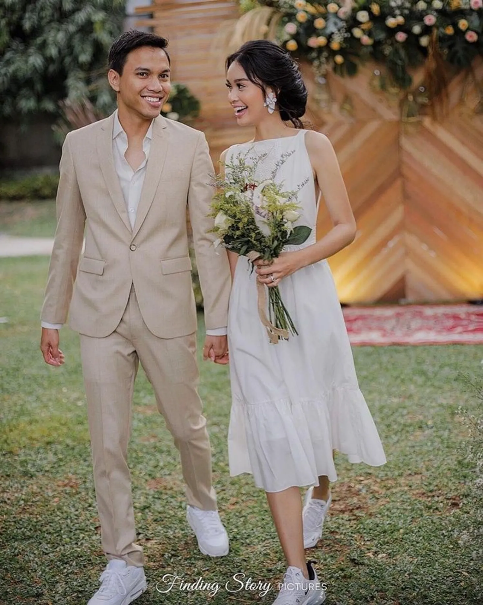 10 Potret Mesra Conchita Caroline & Suami Setelah Setahun Menikah