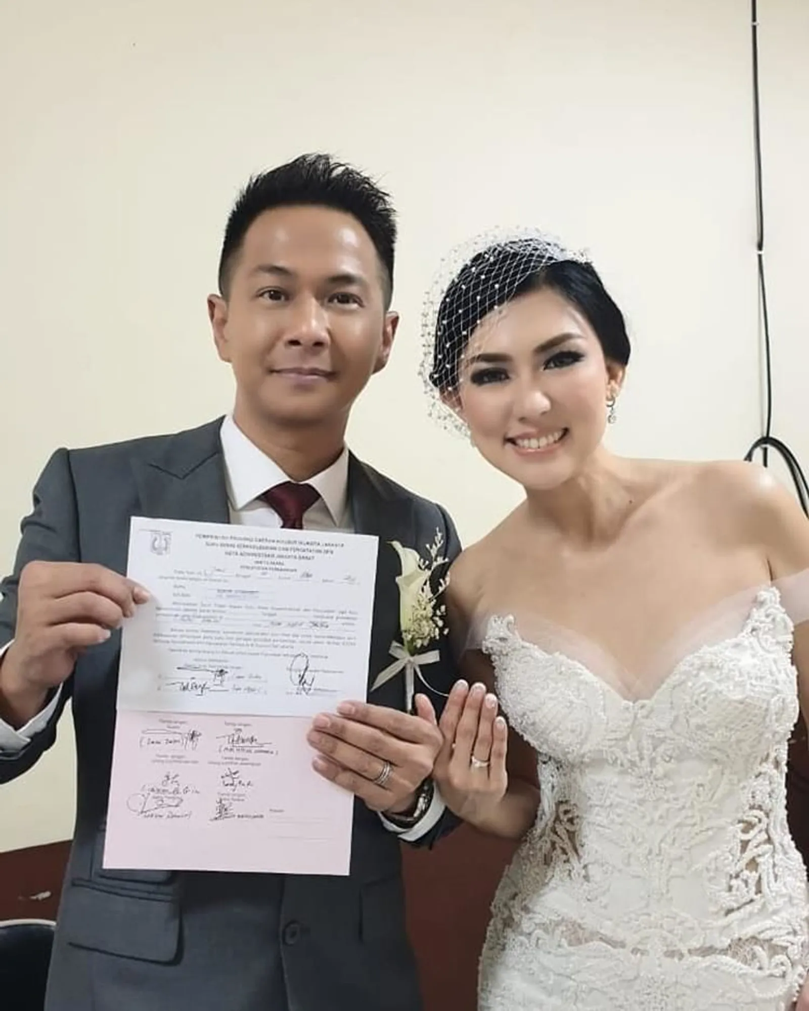 Akhirnya Sah! 8 Fakta di Balik Pernikahan Delon Thamrin-Aida Noplie