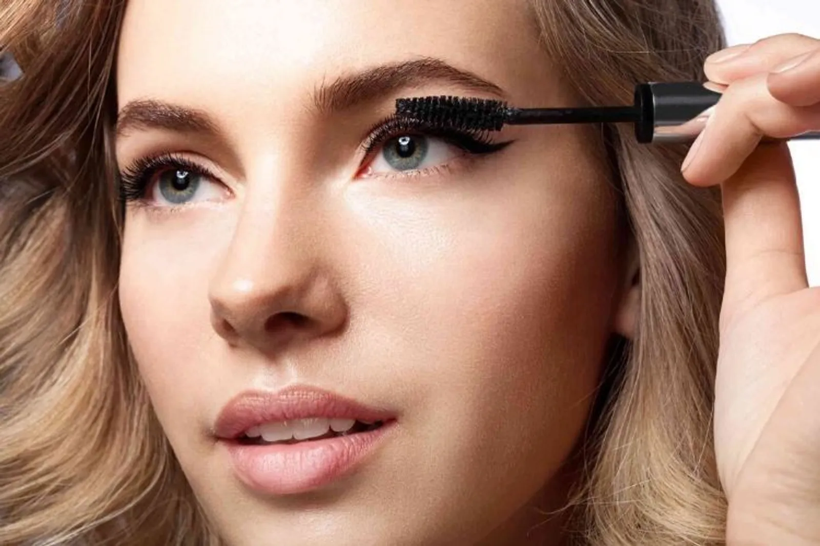 Buat yang Berkacamata, Ini 7 Tips yang Bikin Makeup Kamu Makin Memukau