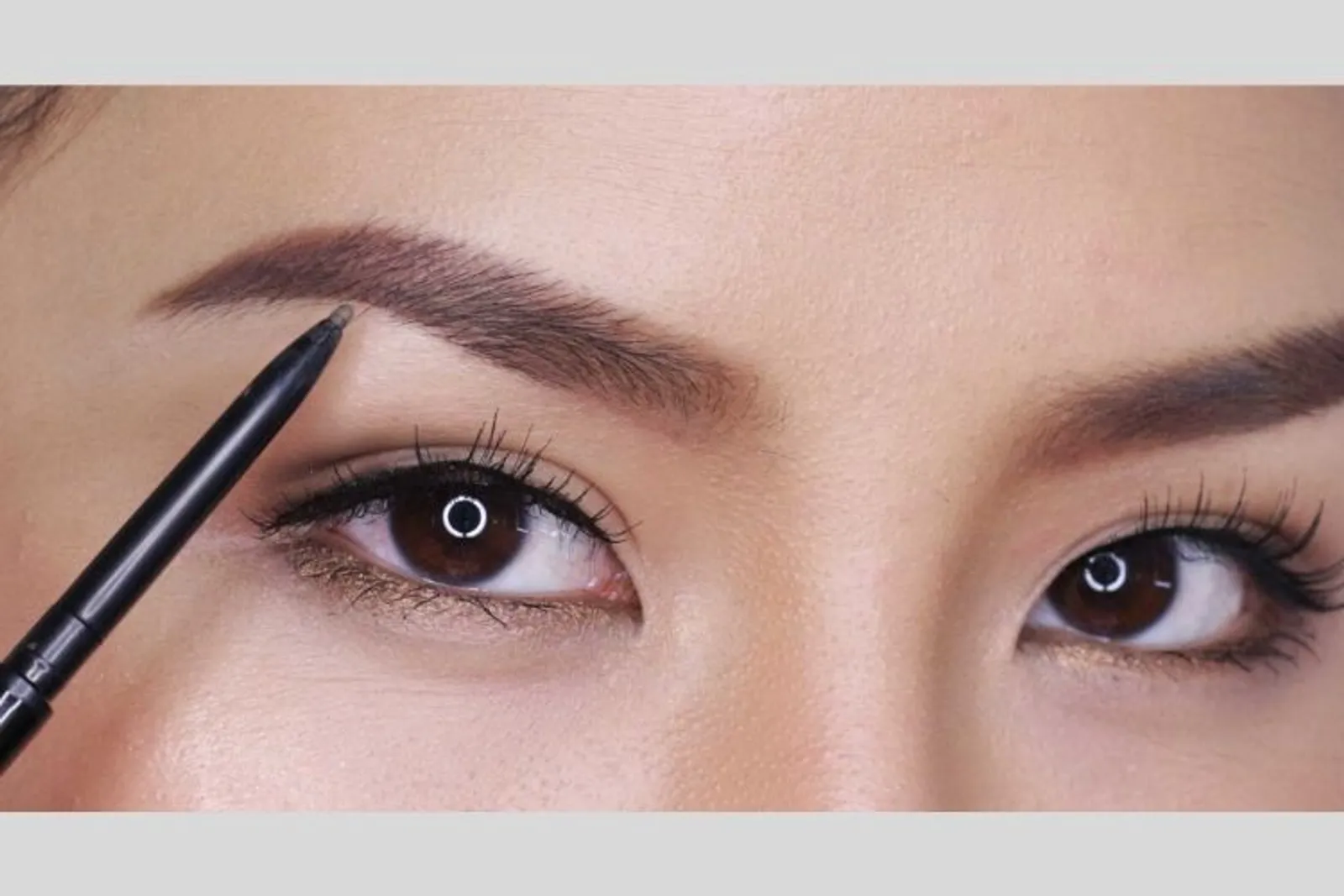 Buat yang Berkacamata, Ini 7 Tips yang Bikin Makeup Kamu Makin Memukau