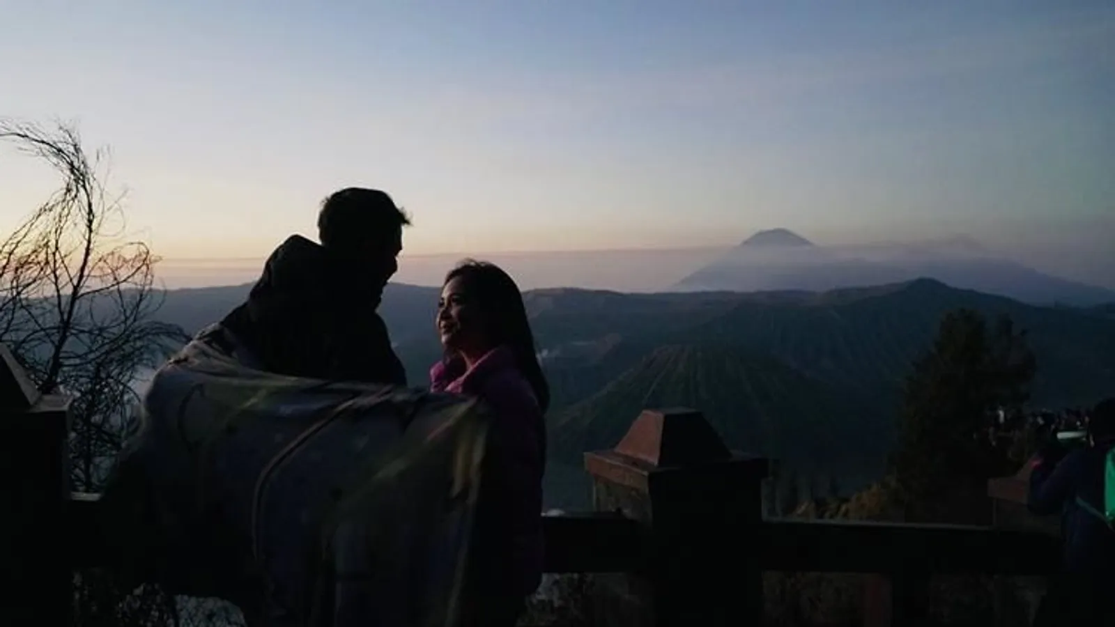 Panorama yang Indah, Ini 9 Potret Manis Raffi & Nagita di Gunung Bromo
