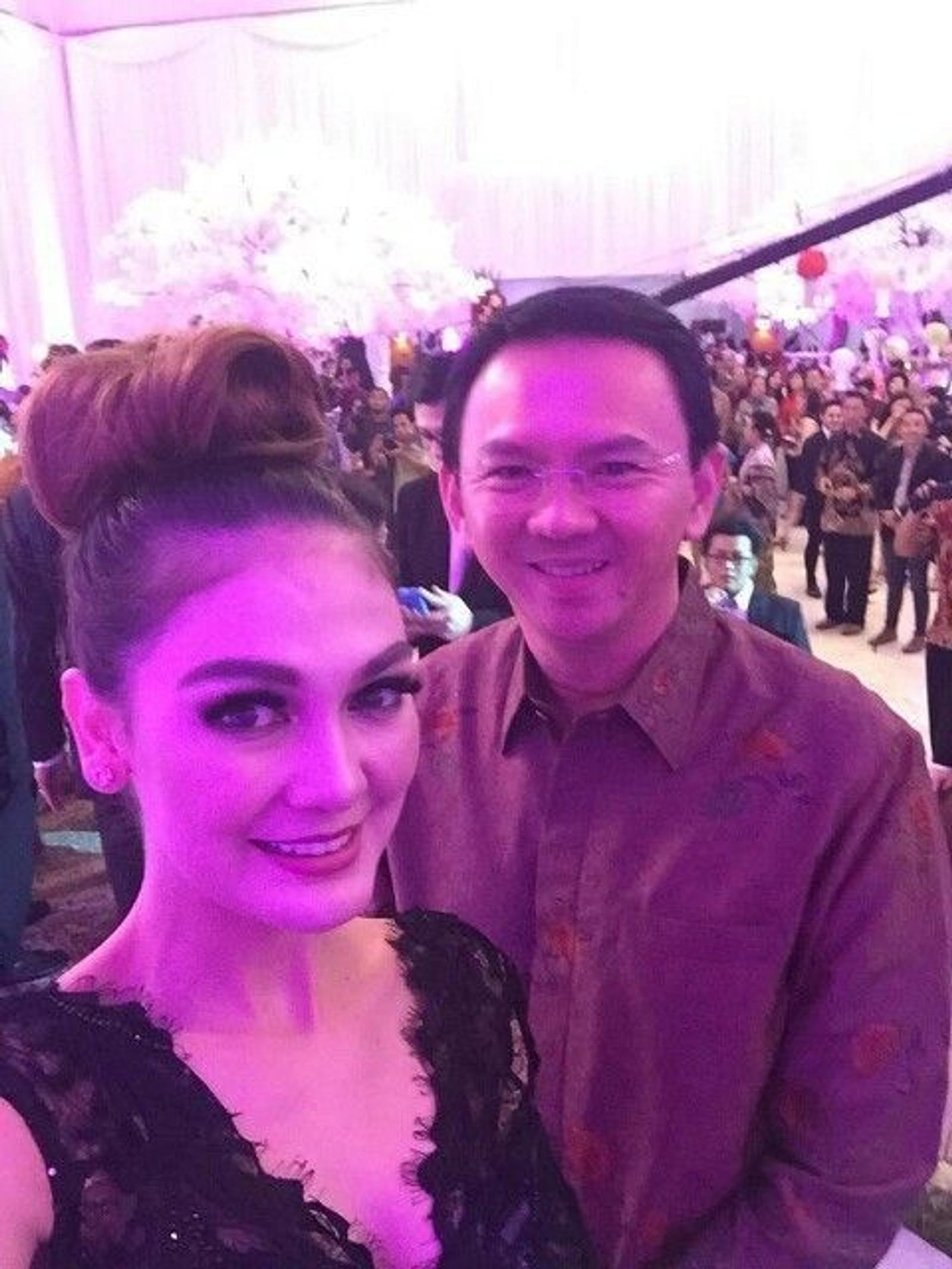 17 Potret Momen Keakraban Basuki Tjahaja Purnama dengan Para Artis