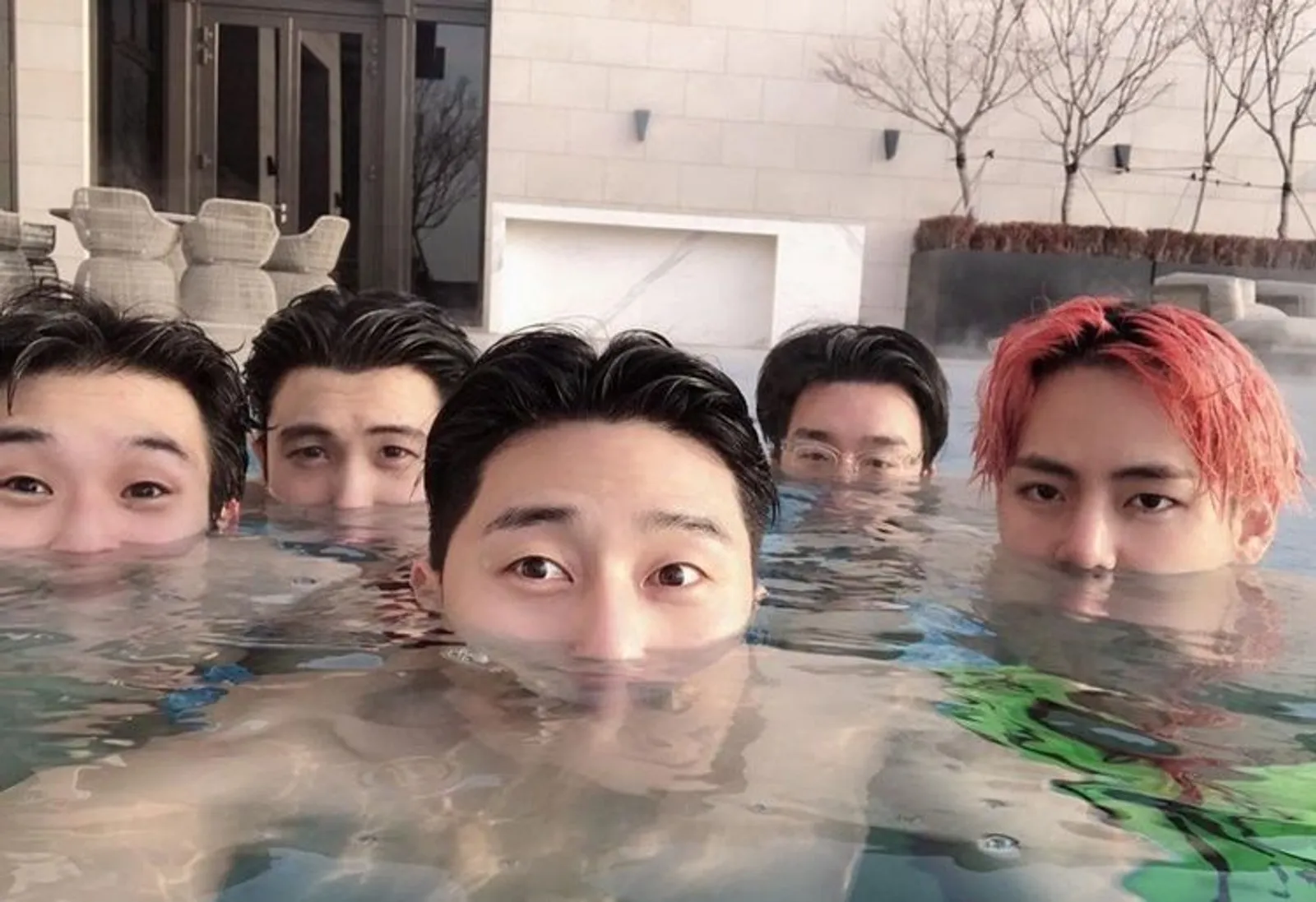 7 Momen Friendship Goals V 'BTS' dan Park Seo Joon, Bikin Iri!