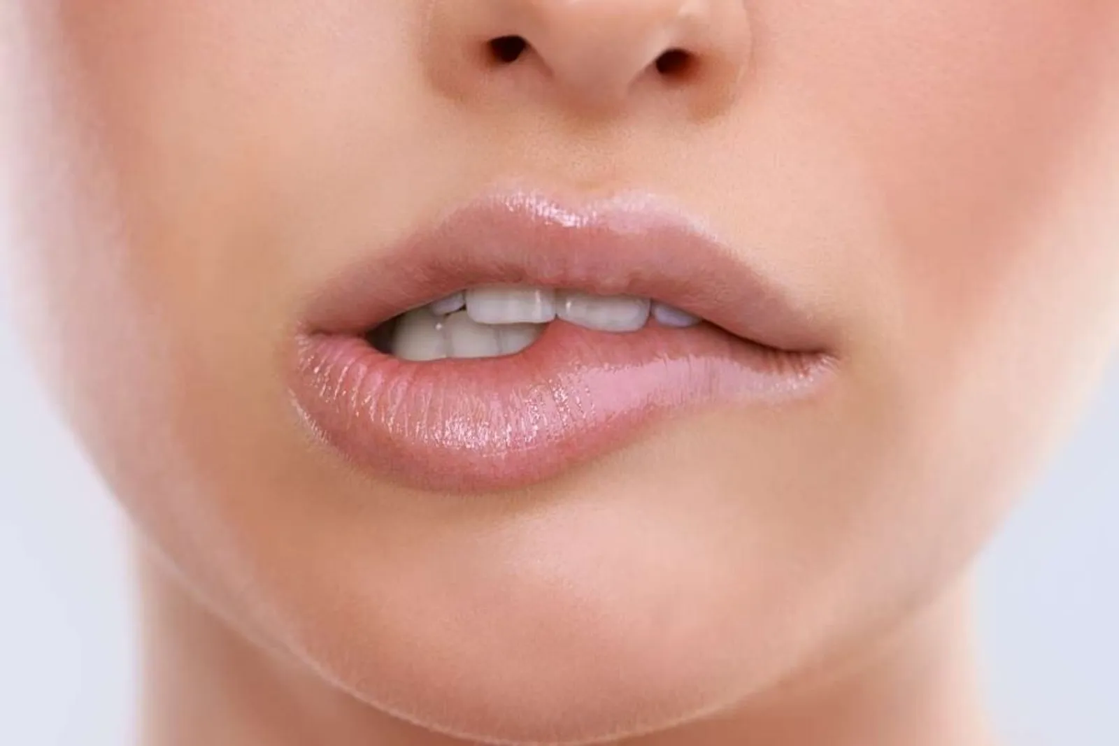 Tanpa Disadari, 5 Kebiasaan Ini Justru Bisa Bikin Bibir Kamu Kering