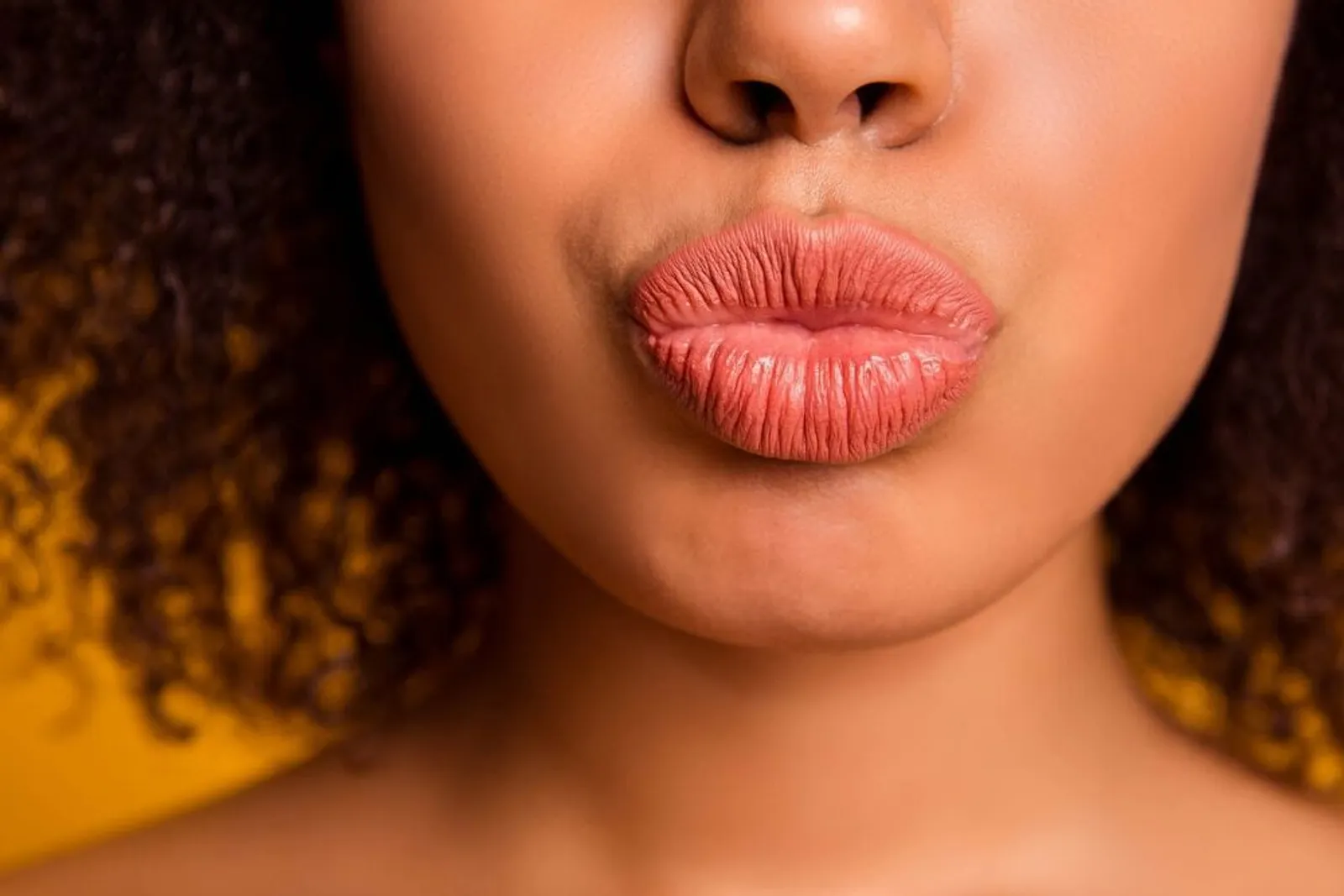 Tanpa Disadari, 5 Kebiasaan Ini Justru Bisa Bikin Bibir Kamu Kering
