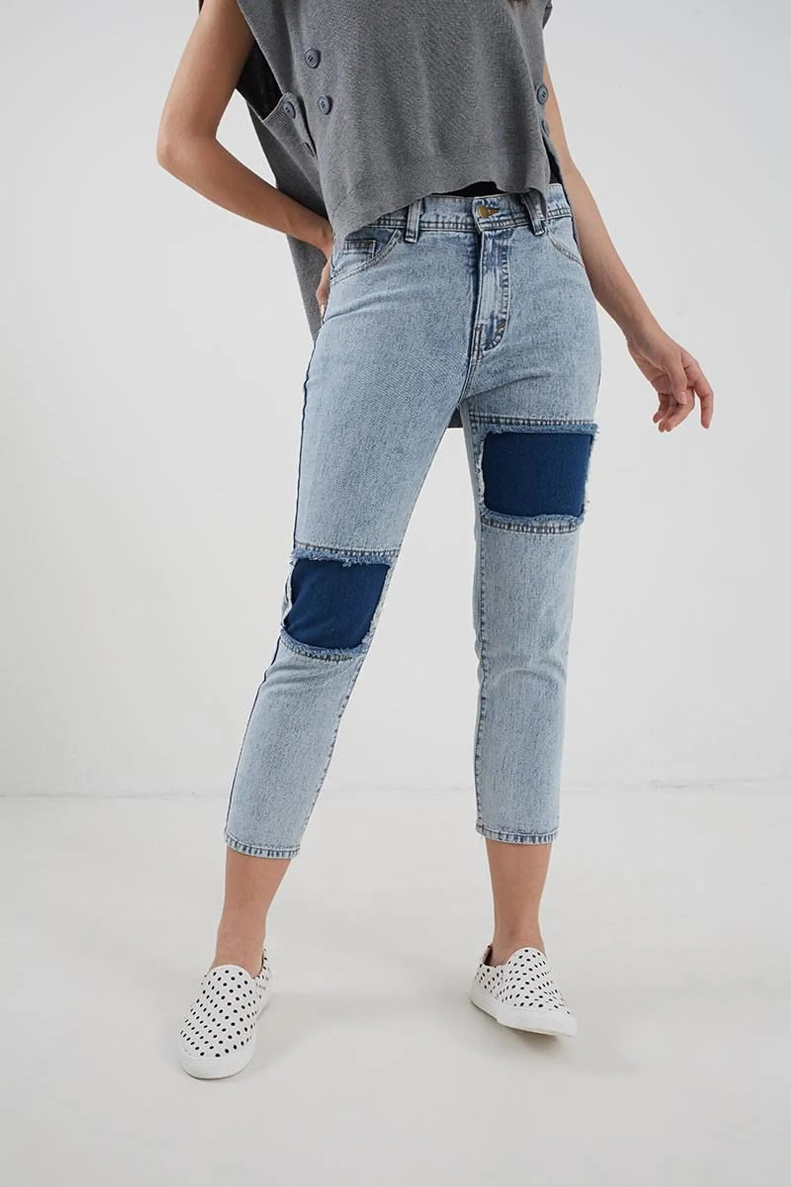 #PopbelaOOTD: Gaya Simpel Jadi Lebih Keren Pakai Celana Jeans!