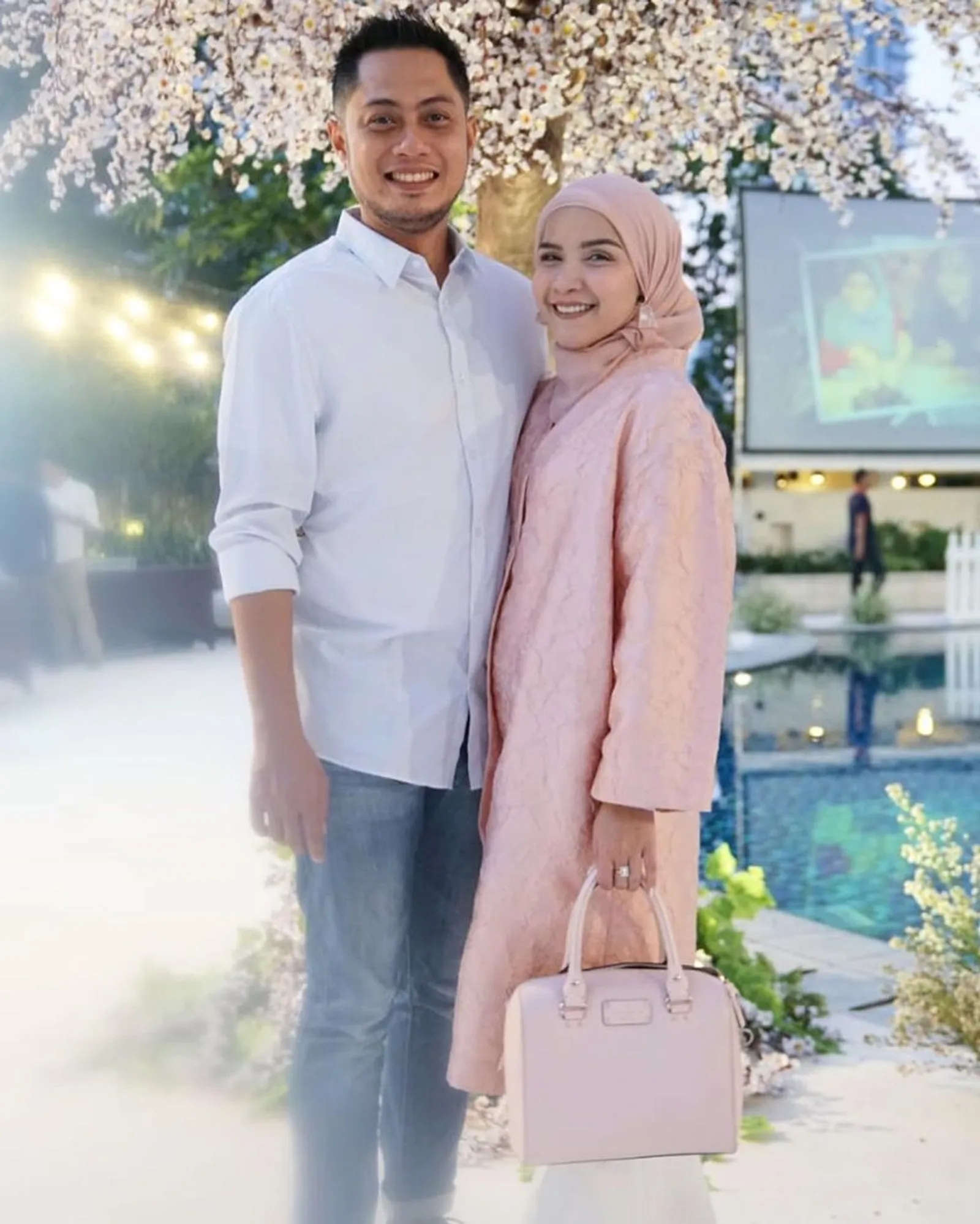 9 Tahun Menikah, 10 Potret Romantis Ferry Ardiansyah & Istri Tercinta