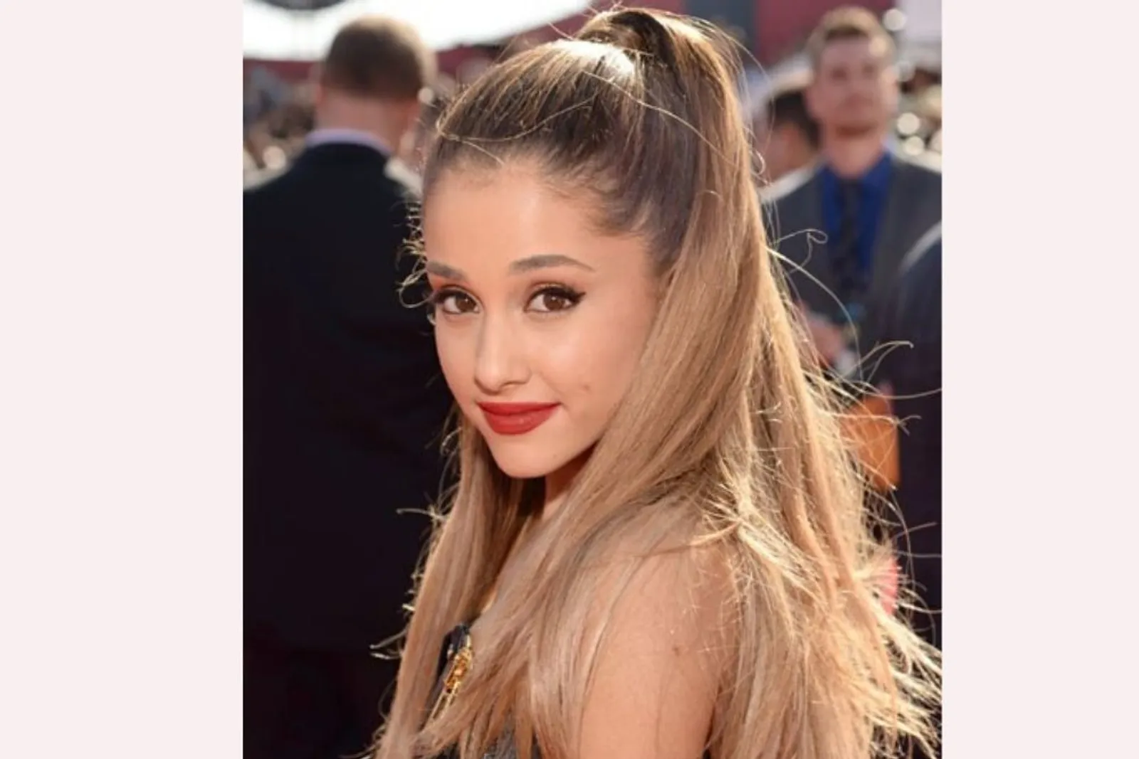 Ini 9 Potret Memukau Ariana Grande di Red Carpet