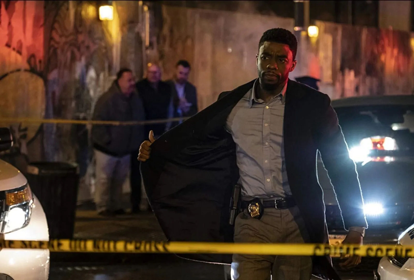 Review Film 21 Bridges Saat Chadwick Boseman Lepas Sosok Black Panther