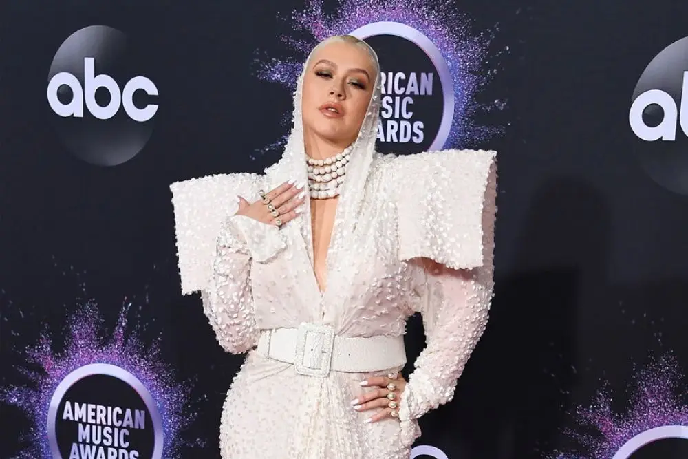 9 Tampilan Memukau dari Para Seleb di Ajang American Music Awards 2019