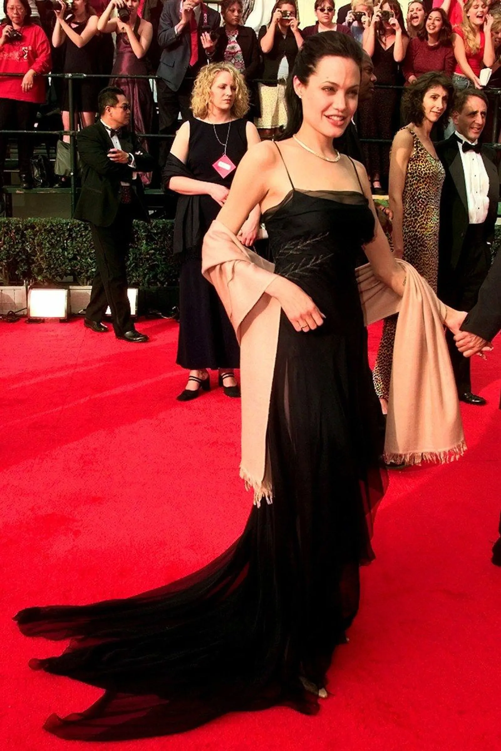 Transformasi Gaya Seksi Angelina Jolie di Red Carpet Tahun ke Tahun