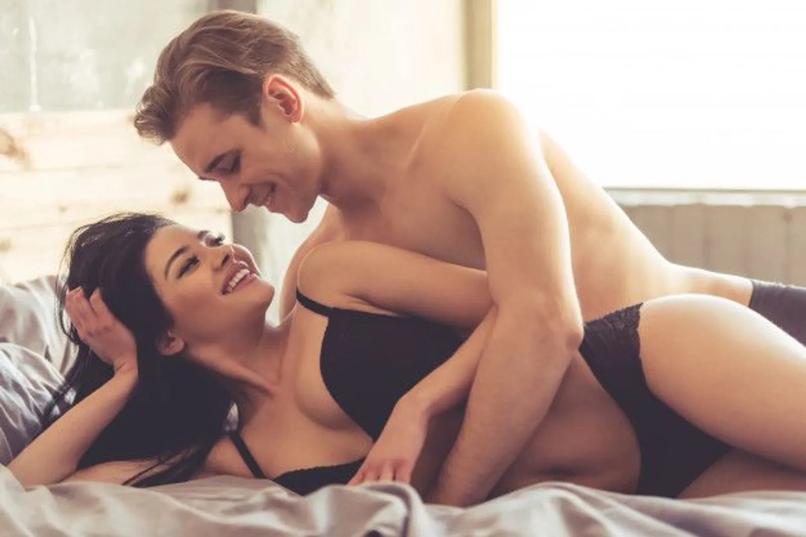 5 Posisi Seks untuk Kamu yang Bertubuh Lebih Mungil dari Pasangan