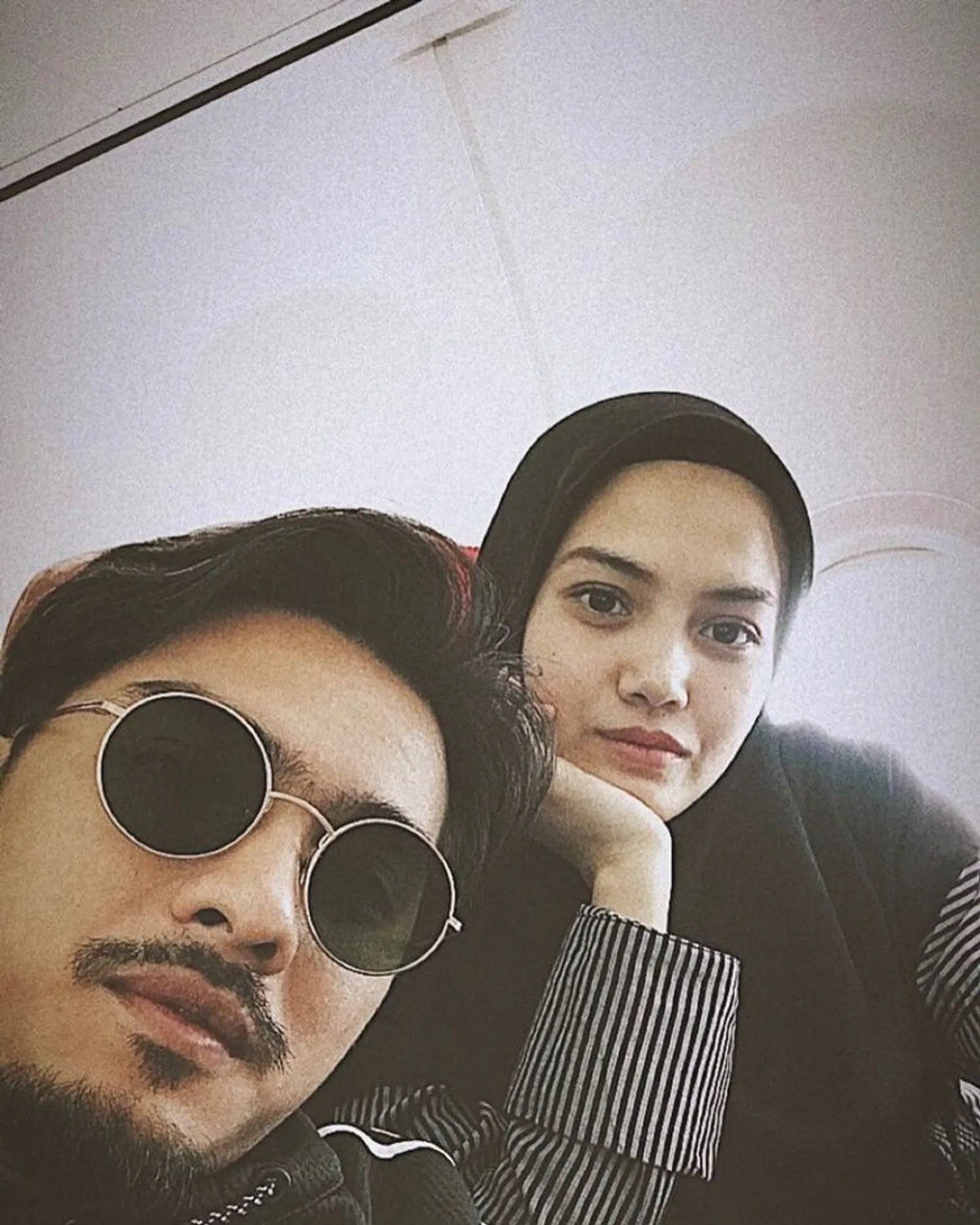 Punya 3 Anak, 10 Momen Ricky Harun dan Herfiza Ini Bak Masih Pacaran