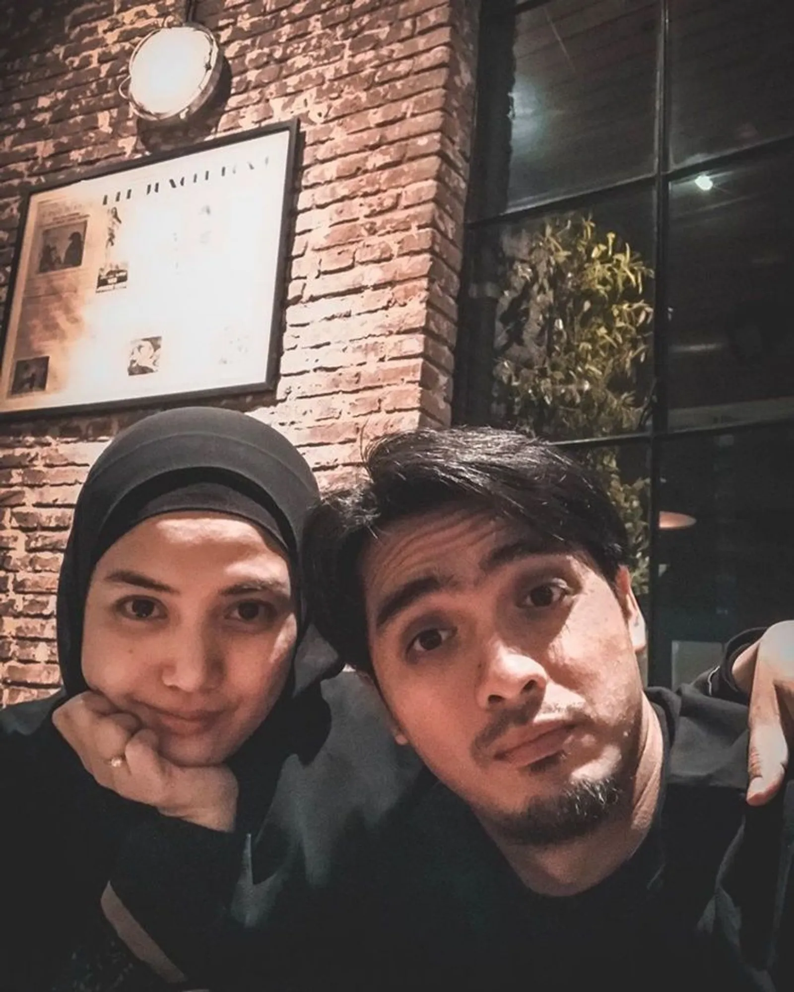 Punya 3 Anak, 10 Momen Ricky Harun dan Herfiza Ini Bak Masih Pacaran