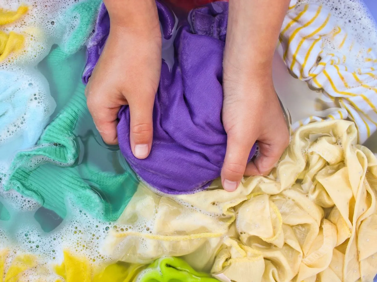 Tips Mencuci Pakaian Bahan Satin yang Nggak Boleh Kamu Hiraukan!