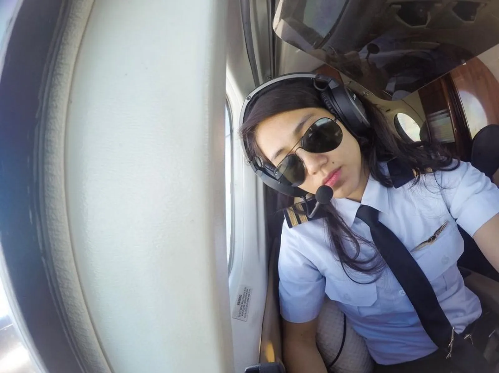 Athira Farina, Pilot Perempuan yang Jago Terbangkan Pesawat Jet
