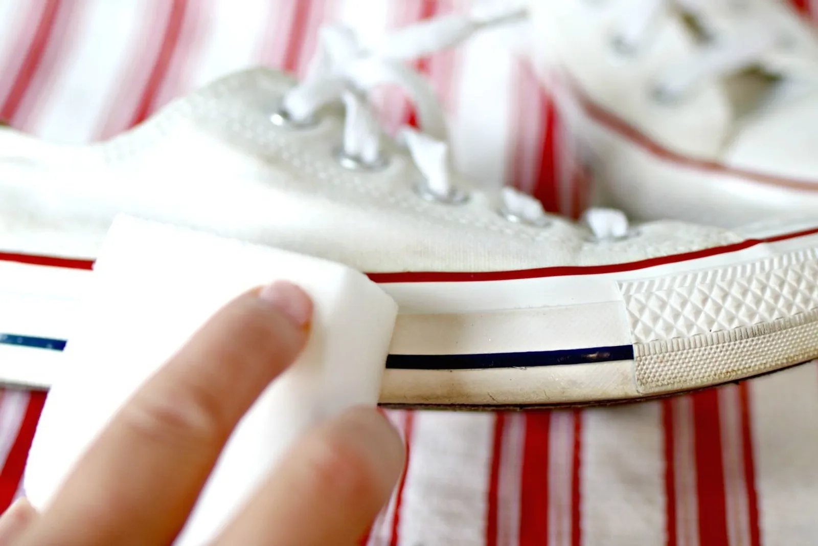 9 Cara Mencuci Sepatu Putih yang Benar, Bisa Dicoba!