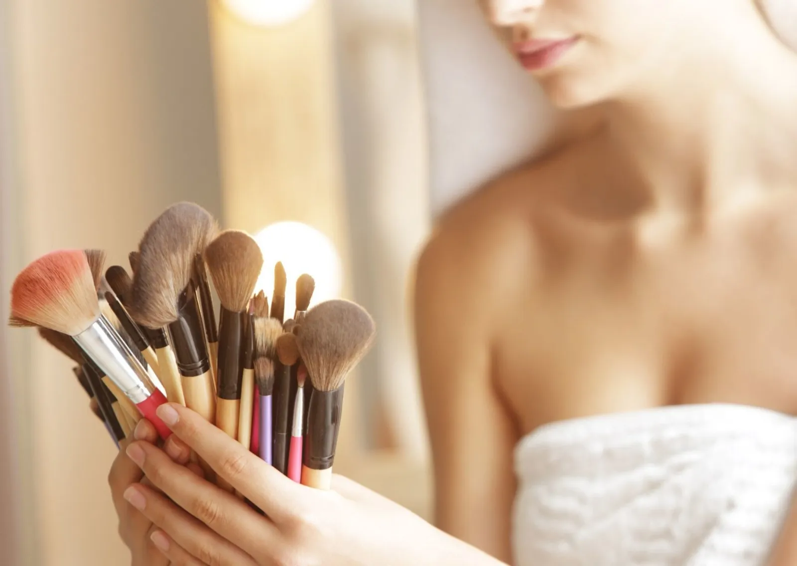 7 Tips Mengaplikasikan Makeup untuk Kamu Si Pengguna Lensa Kontak 