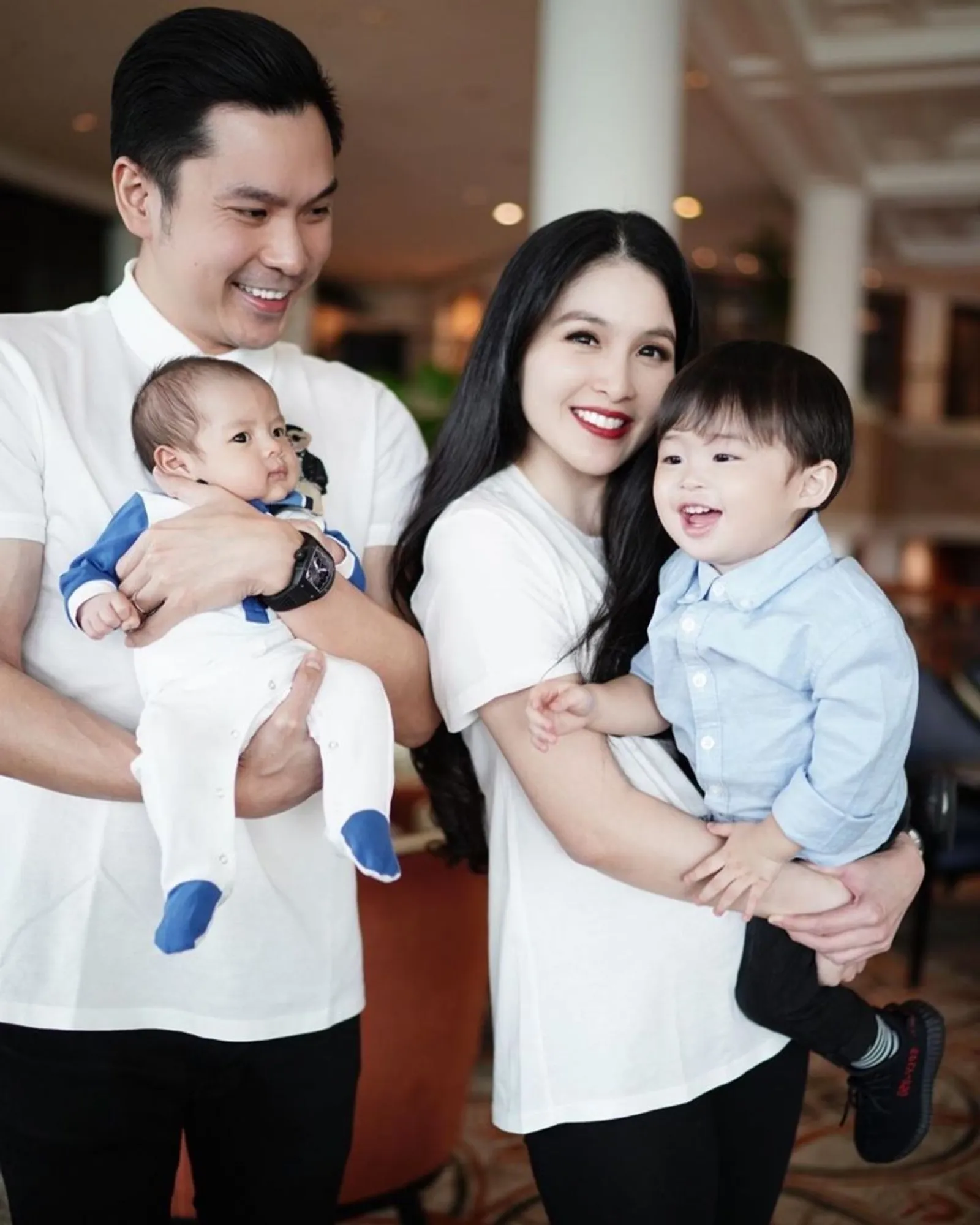 3 Tahun Menikah, 10 Momen Romantis Sandra Dewi & Harvey Moeis