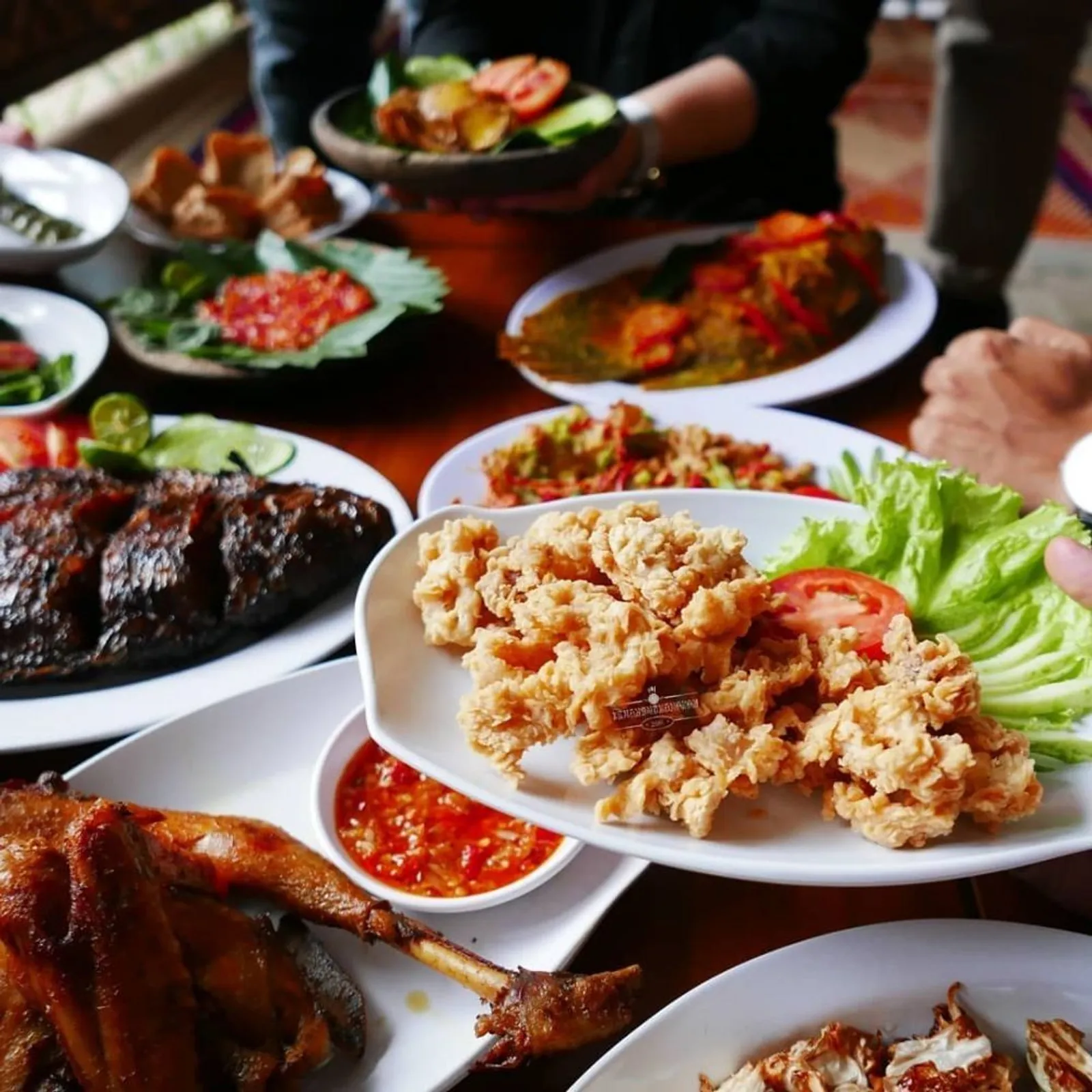 10 Tempat Makan Keluarga di Bandung yang Bikin Kumpul Jadi Seru