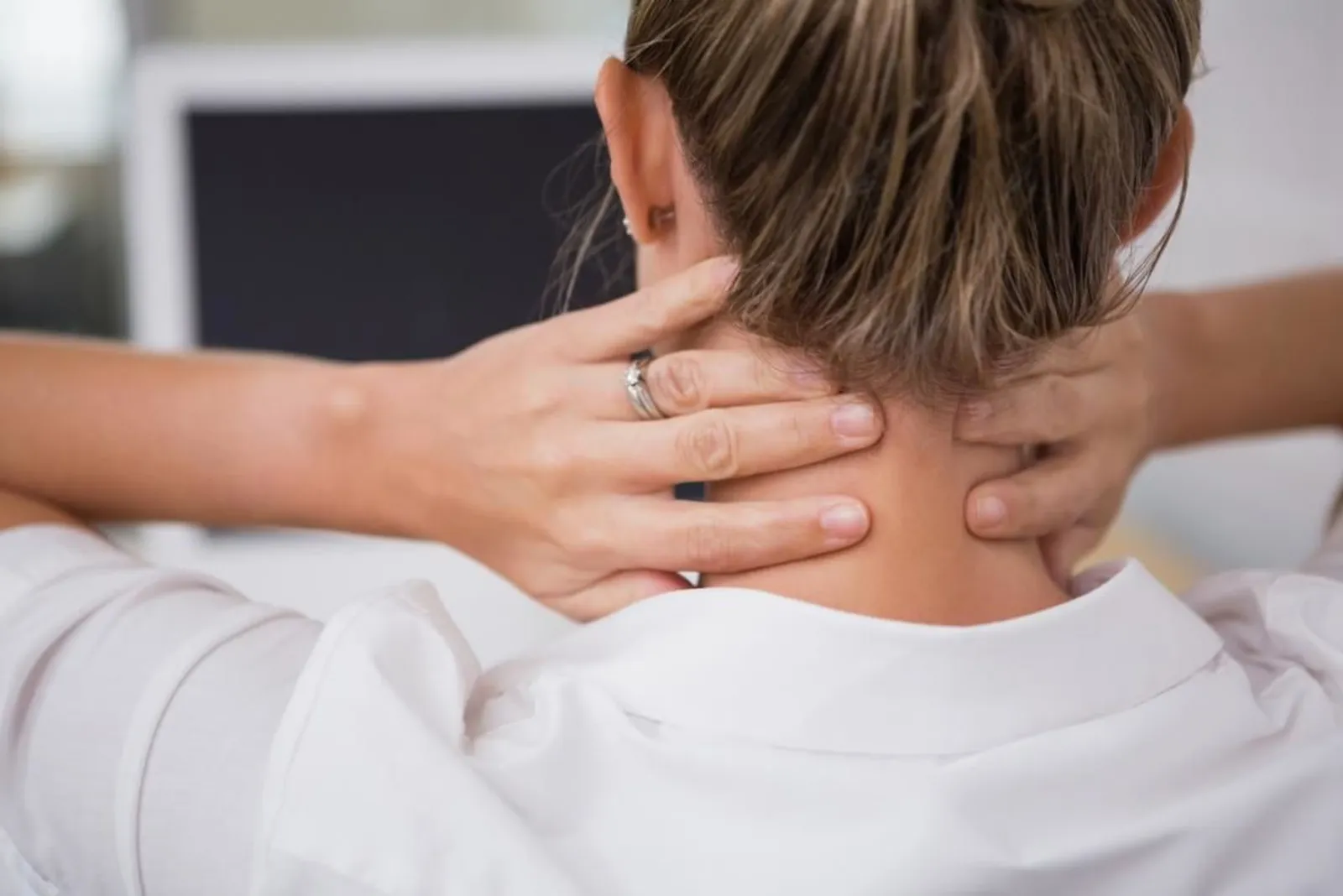 7 Cara Terbaik Mengatasi Sakit Leher Karena Salah Posisi ataupun Gerak