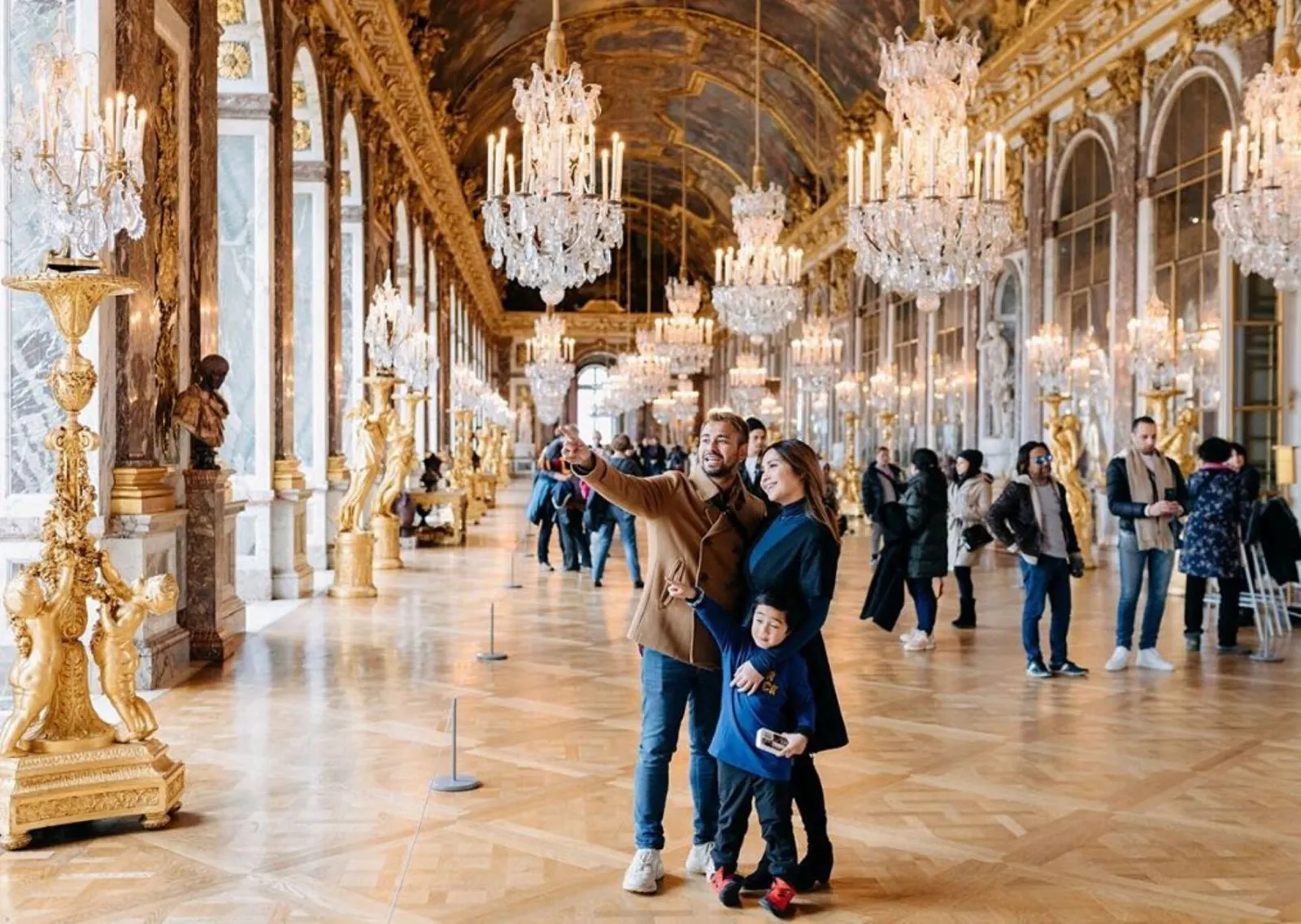 Kunjungi Istana Megah, Ini Potret Liburan Raffi dan Nagita di Paris