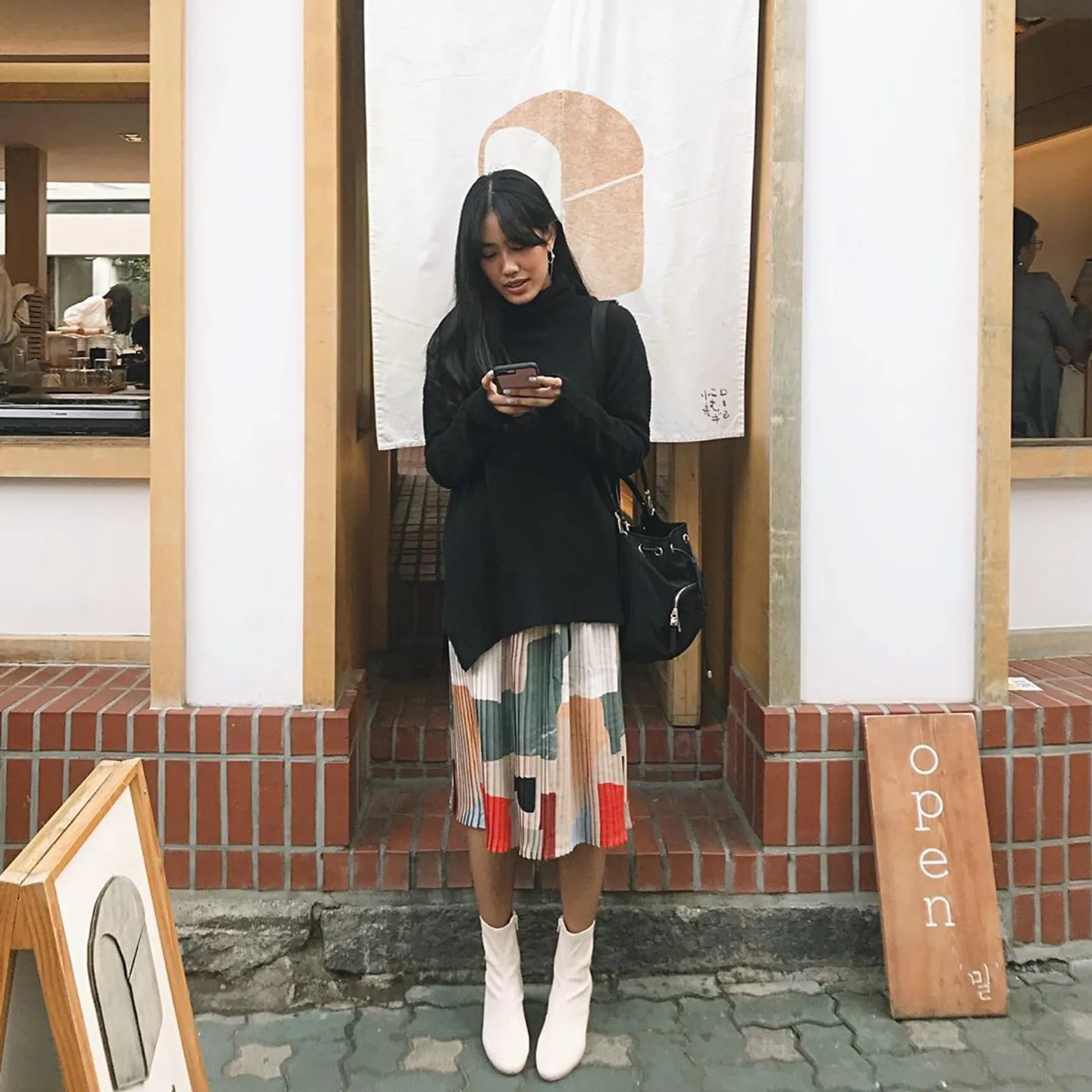 Tiru Gaya Selebgram Indonesia Pakai Sweater untuk Musim Hujan