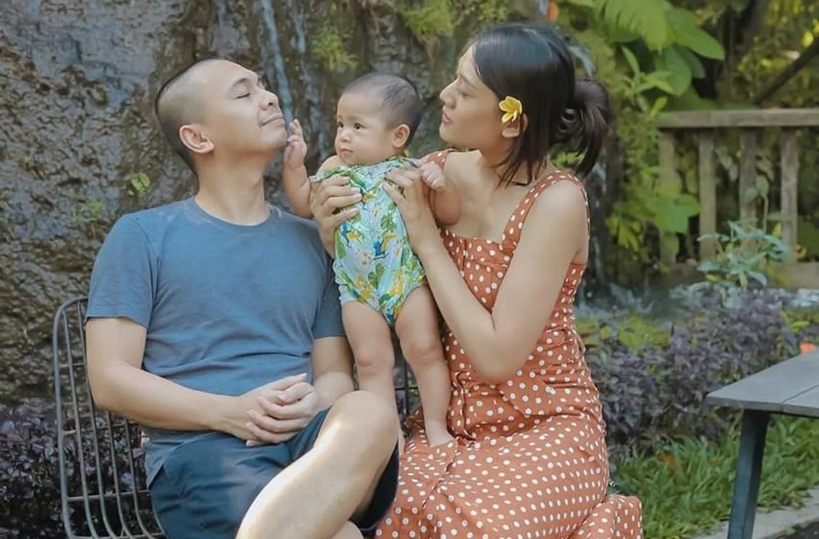 Harmonisnya Keluarga Kecil Raditya Dika Tergambar Lewat 10 Foto Ini