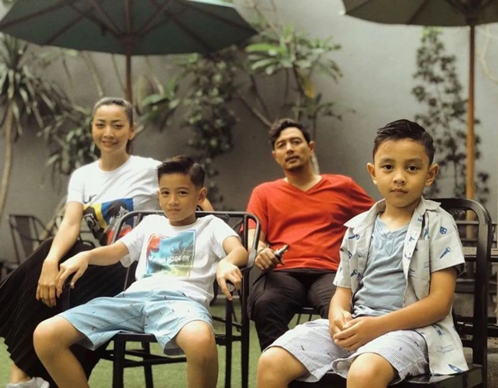 10 Potret Keseruan Keluarga Hesti Purwadinata, Family Goals!