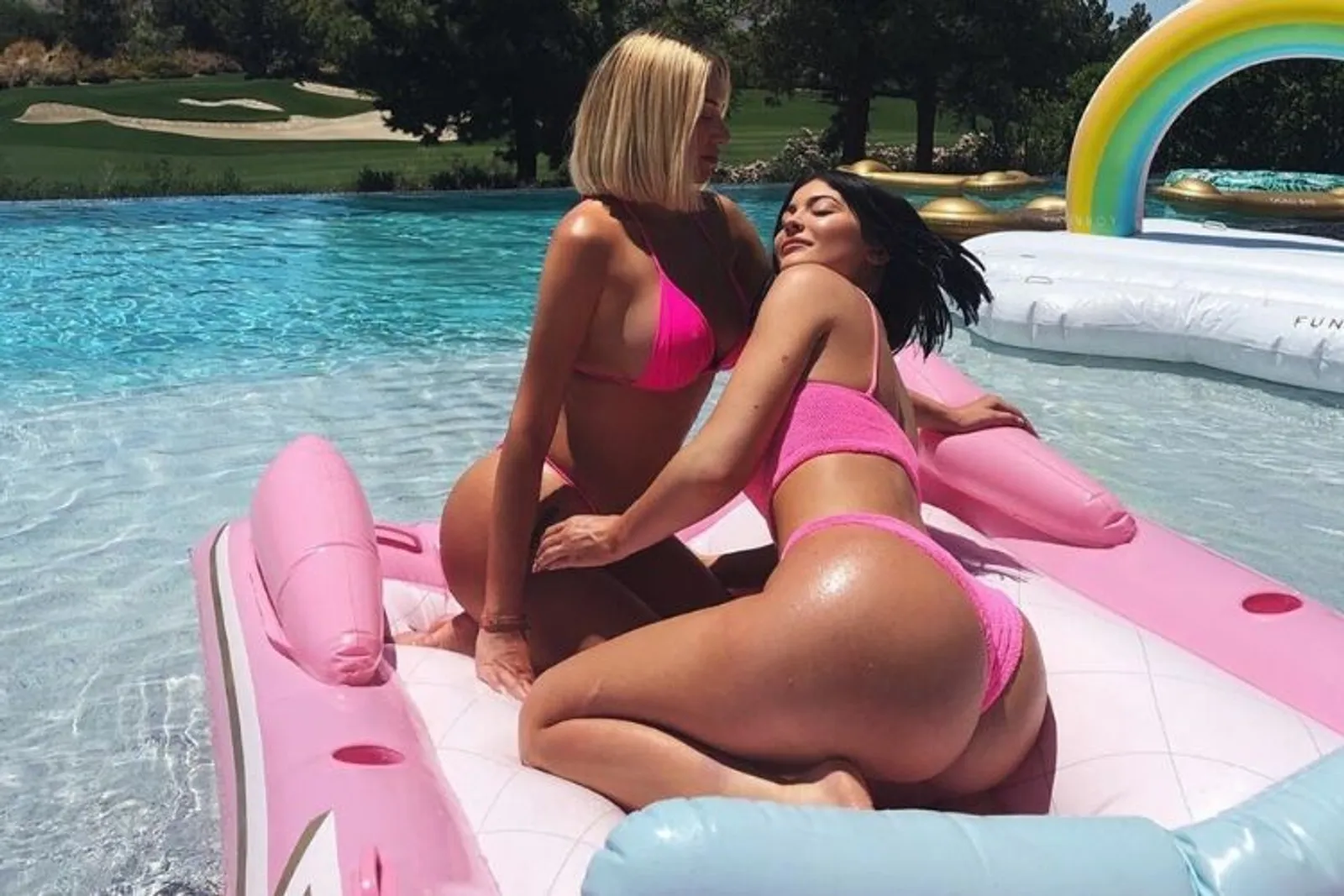 7 Foto Kylie Jenner Pamer Bokong dengan Likes Paling Banyak di 2019