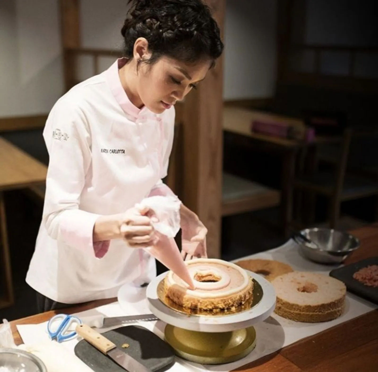 11 Pesona Karen Carlotta, Chef Hits yang Jago Bikin Cake