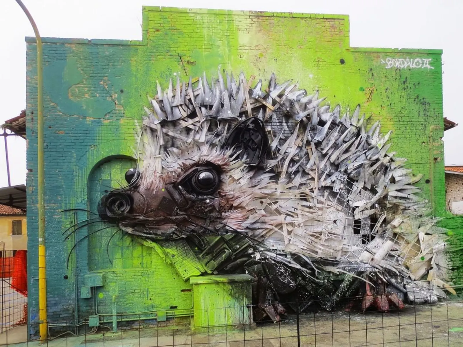 Kreatif, Seniman ini Mengubah Tumpukan Sampah Menjadi Karya Seni