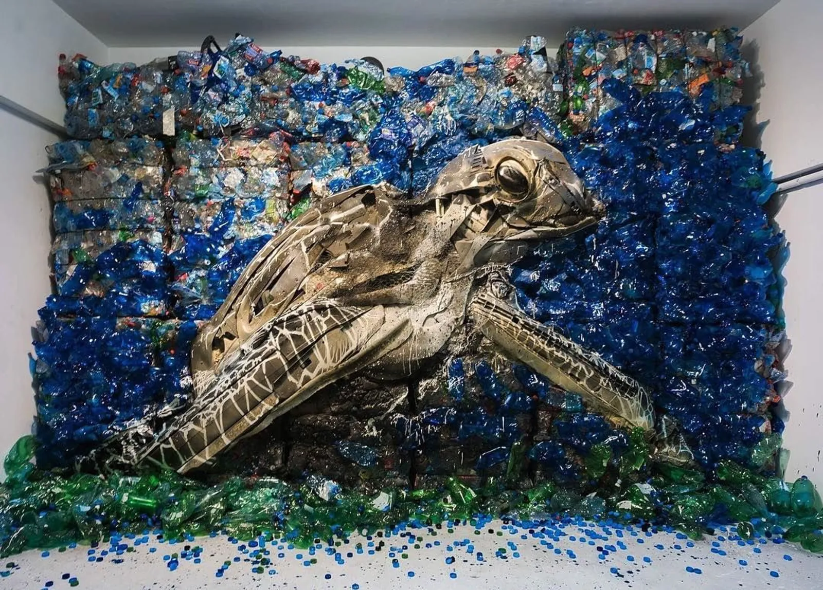 Kreatif, Seniman ini Mengubah Tumpukan Sampah Menjadi Karya Seni