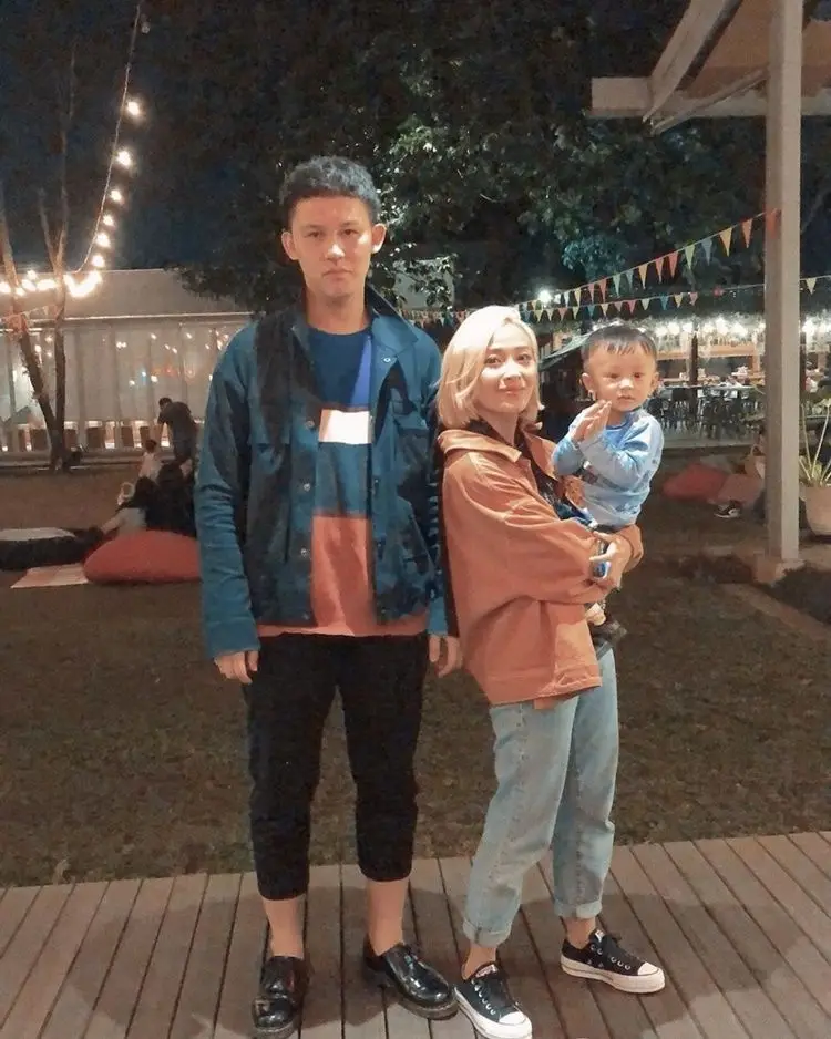 12 Potret Harmonis Keluarga Rinni dan Jevin Julian, Family Goals!