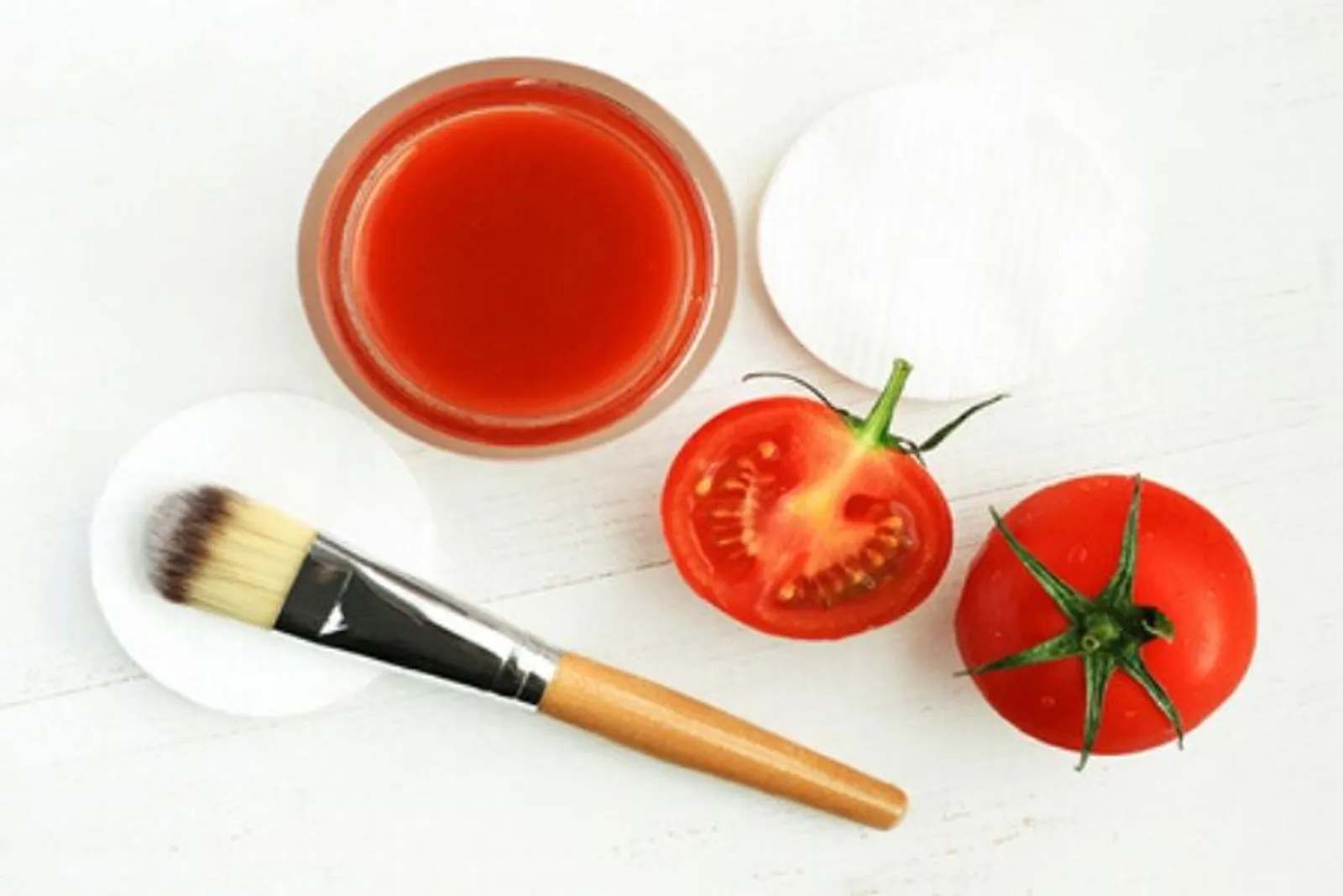 Atasi Jerawat Hingga Kulit Kusam, Ini 11 Cara Membuat Masker Tomat