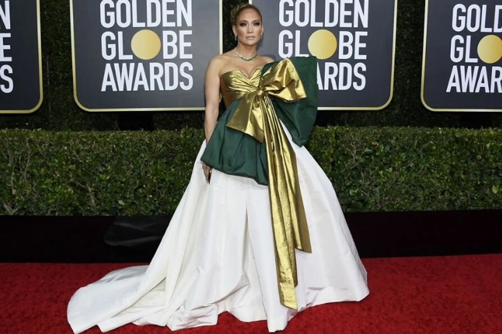Berusia 50 Tahun, Ini Gaya Glamor Jennifer Lopez di Golden Globes 2020