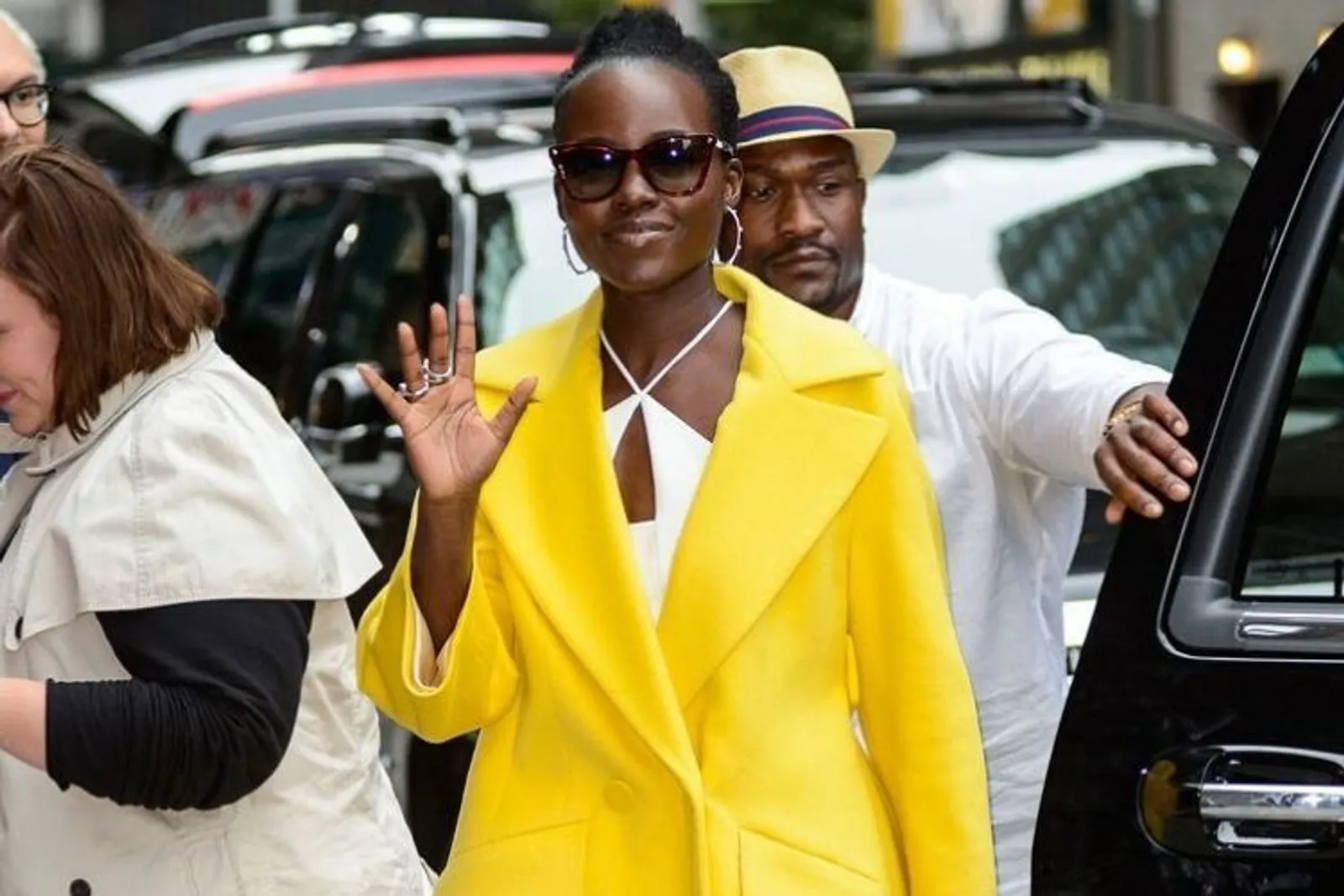 Contek Gaya Lupita Nyong'o yang Pede Tampil Statement