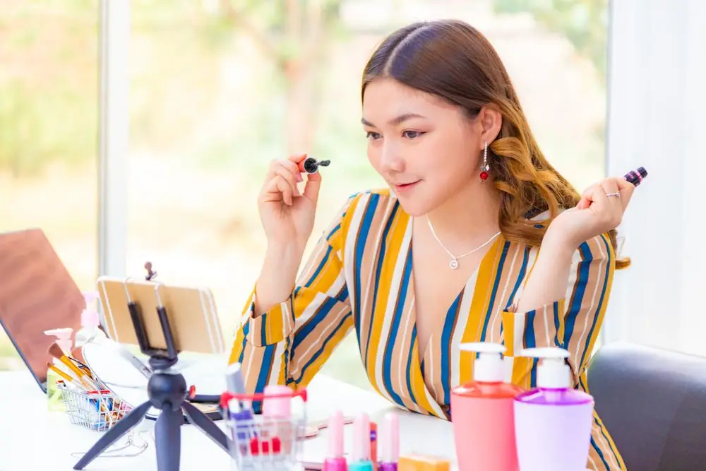 Ingin Memulai Karier Menjadi Beauty Vlogger? Siapkan 6 Hal Ini Ya Bela