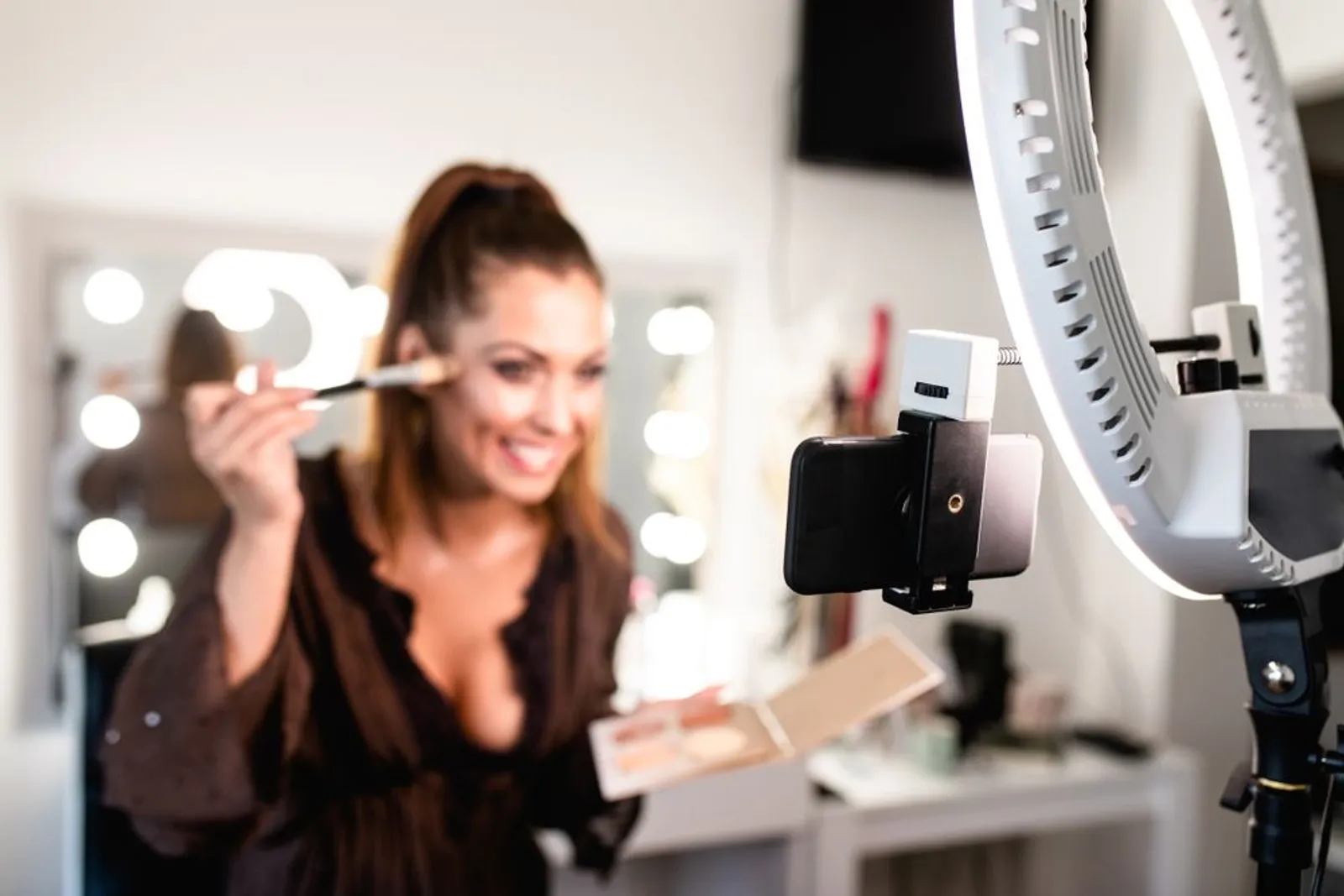 Ingin Memulai Karier Menjadi Beauty Vlogger? Siapkan 6 Hal Ini Ya Bela