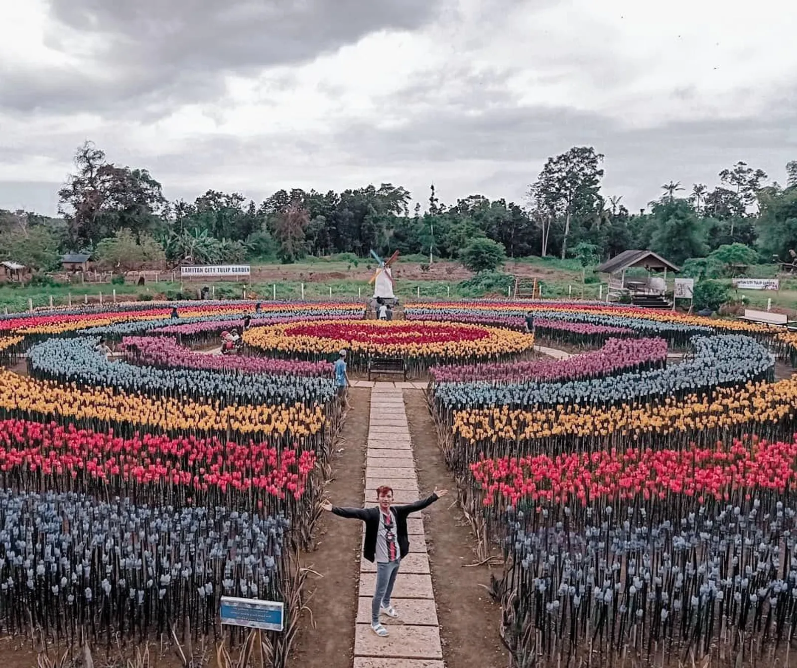 Kreatif, Taman Tulip di Filipina ini Dibuat dari Sampah Plastik