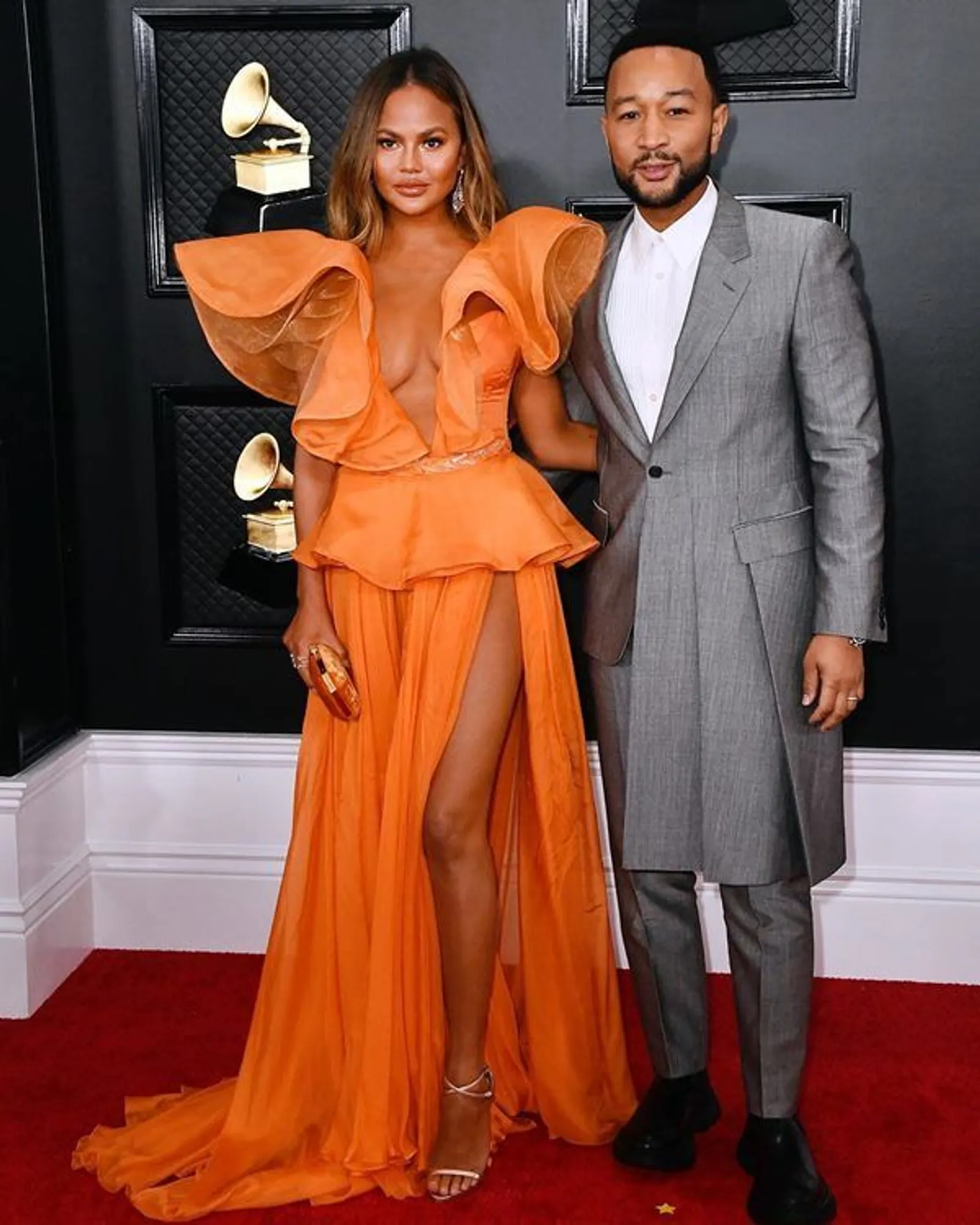 Mesra! 10 Pasangan yang Ramaikan Karpet Merah Grammys 2020