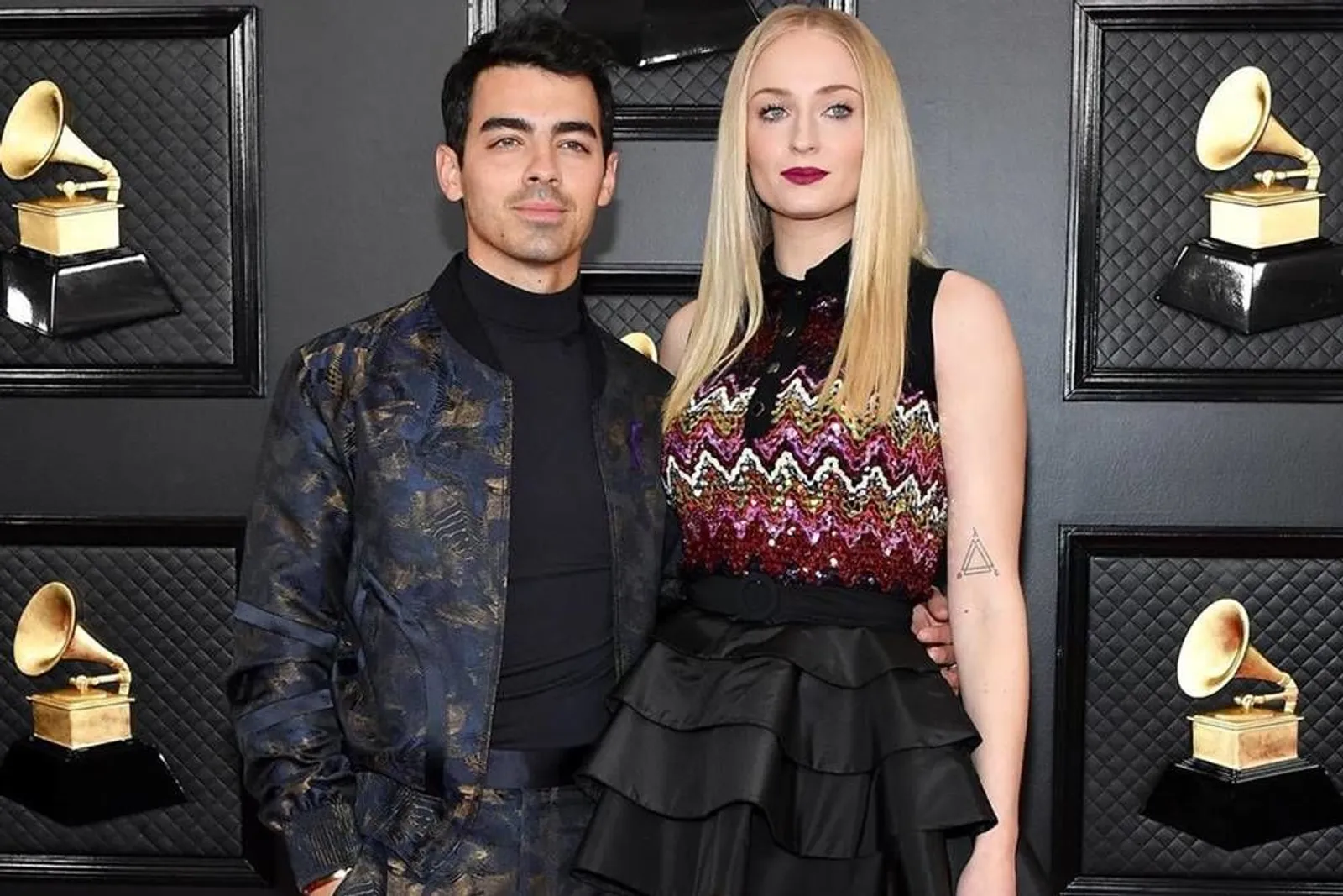 Mesra! 10 Pasangan yang Ramaikan Karpet Merah Grammys 2020