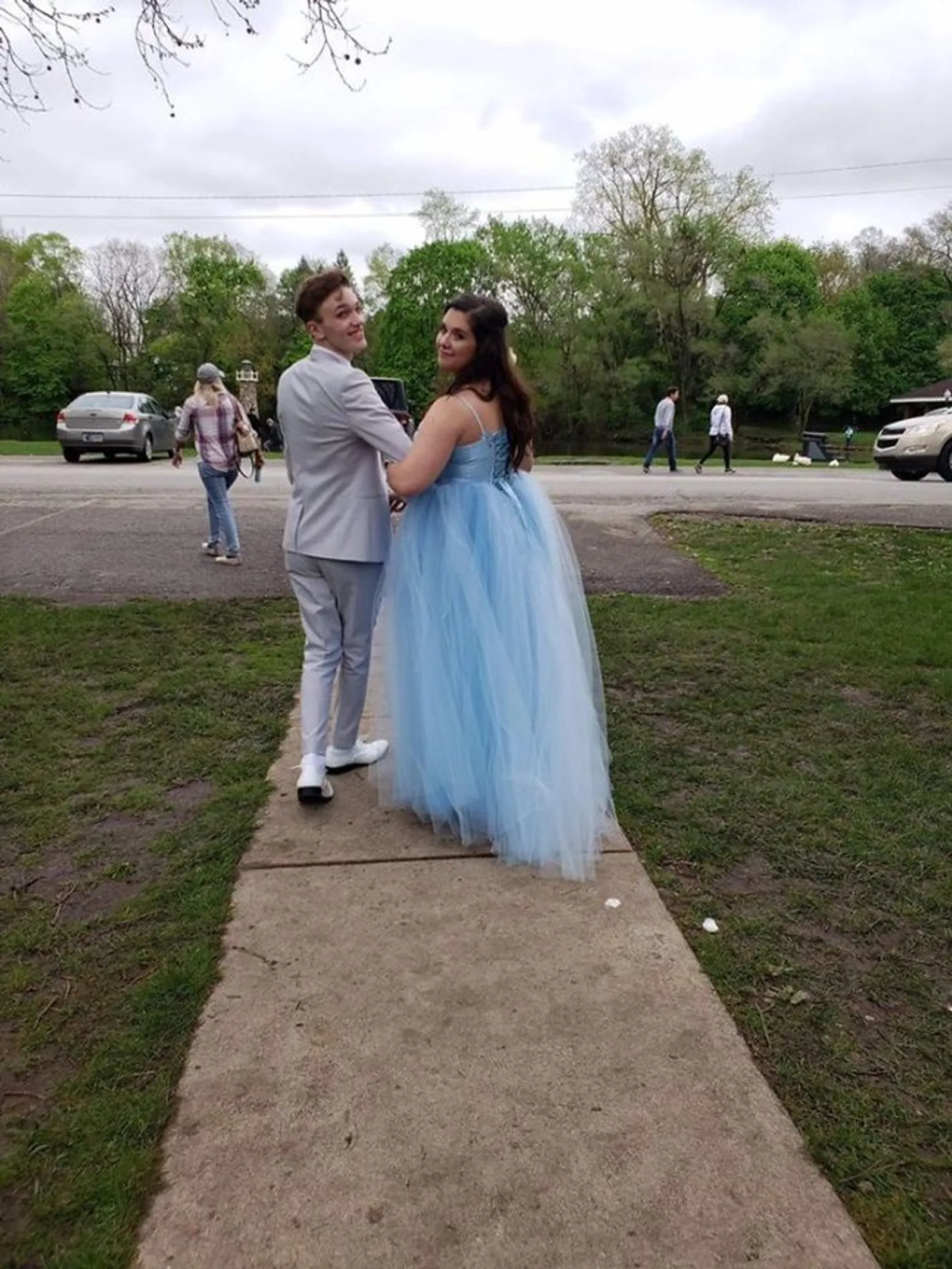 Demi Prom Night, Lelaki Ini Buatkan Gaun Cinderella untuk Sahabatnya
