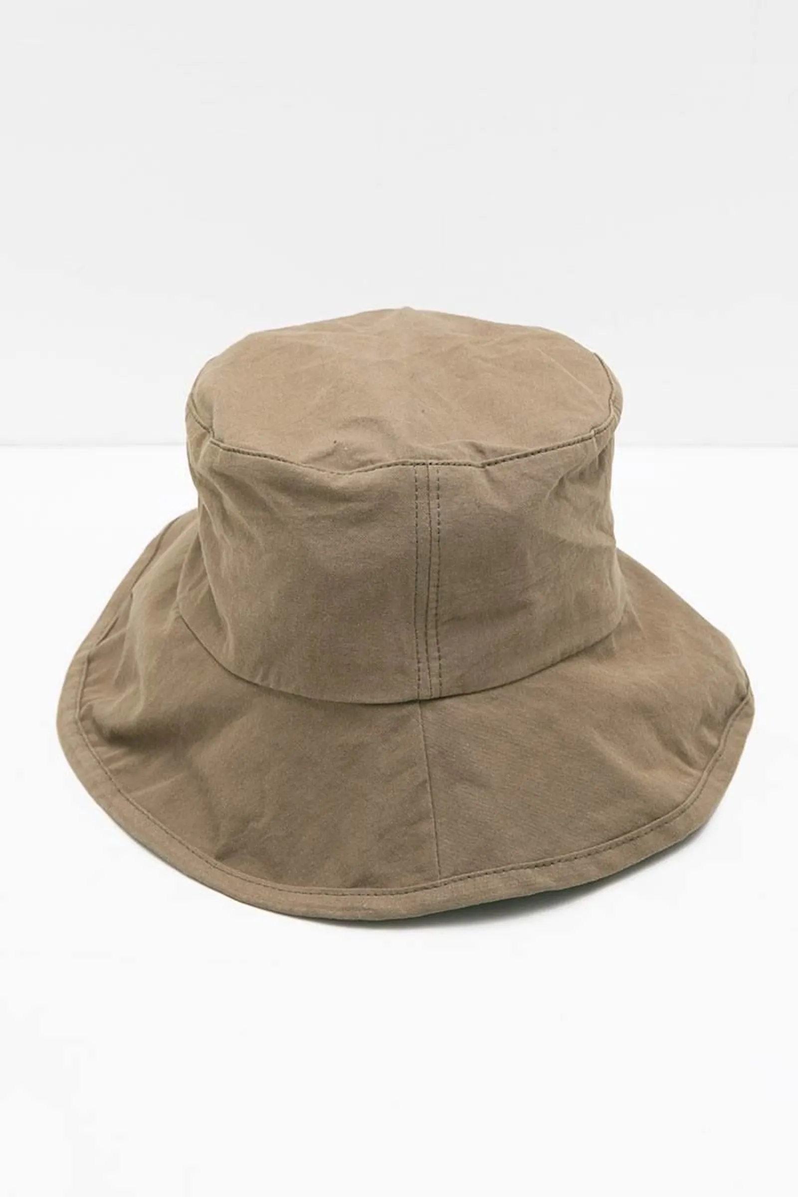 #PopbelaOOTTD: Topi yang Bisa Kamu Andalkan saat Musim Hujan