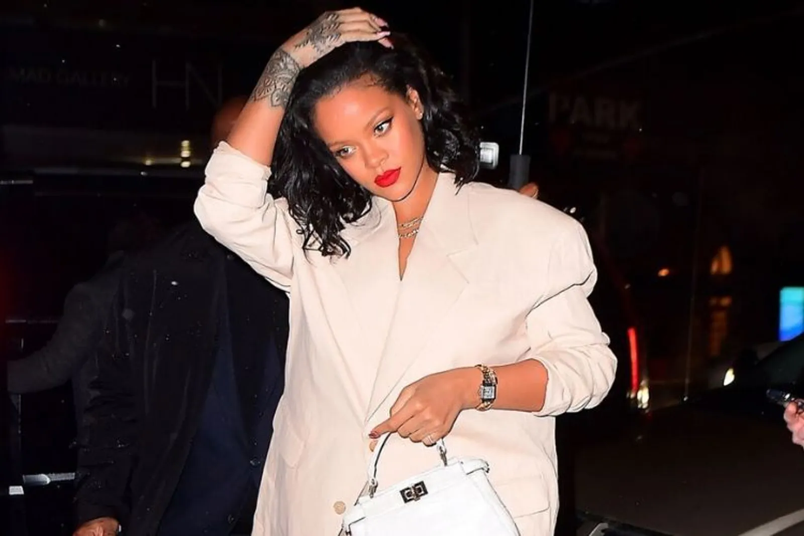Inspirasi OOTD dari Rihanna, untuk Pemilik Tubuh Berisi